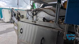 Filtration, Filtern:
(filtration) Filtern ist ein mechanisches Trennverfahren, um eine Suspension in seine Bestandteile Feststoff und Flssigkeit zu trennen. Als Filtermaterial wird z.B. Quarzsand verwendet. Besondere Bedeutung kommt der Aktivkohle zu. 

Je nach Fliegeschwindigkeit des Wassers im Filter wird zwischen

    * Langsamfiltern (meist 0,1 bis 0,2 m/h) und 
    * Schnellfiltern (z. B. 15 m/h)

unterschieden.

Aufgrund ihres groen Flchenbedarfs werden Langsamfilter seltener gebaut. Schnellfilter gibt es mit offenen Becken oder mit geschlossenen Kesseln. Bei der Reinigung werden sie mit Wasser und/oder Luft rckgesplt. Um die Raumwirkung zu vergrern und die Laufzeit zwischen zwei Splungen zu verlngern, werden Schnellfilter hufig als Mehrschichtfilter ausgefhrt. 

Beim Zweischichtfilter beispielsweise besteht die obere Schicht aus einem leichteren Material grberer Krnung (z. B. Filterkohle, Blhton, Blhschiefer oder Bims) und die untere Schicht aus einem schwereren Material feinerer Krnung (in der Regel Quarzsand).

Filtrationsverfahren werden u.a. eingesetzt, um hohen Anforderungen an die Feststofffreiheit im Abwasser gerecht zu werden. Dabei erfolgt die Trennung von Partikel und Flssigkeit durch eine Druckdifferenz zwischen den beiden Seiten des Filters, welche den Wassertransport durch den Filter ermglicht. Whrend des Filtervorganges werden die Feststoffe im Filter verdichtet und verringern somit das Porenvolumen, wodurch sich sowohl der Filterwiderstand als auch die Filtratqualitt verndern. Sobald der zulssige Filterwiderstand erreicht ist, muss der Filter rckgesplt und von den Feststoffen befreit werden.

Gelste Verbindungen knnen dagegen in herkmmlichen Filtern nicht abgetrennt werden. Eine Ausnahme bildet allerdings die Biofiltration, wobei der Filter gleichermaen als Nhrstoff fr Bakterien dient und somit eine Mglichkeit des aeroben Abbaus bereits gelster organischer Verbindungen darstellt. 
Quelle: www.wasser-wissen.de
Filterhilfsmittel, Filtrationshilfsmittel:
Filterhilfsmittel werden einem Filtrationsprozess hinzugegeben, um die Filtration zu ermglichen, erleichtern bzw. zu beschleunigen. 

Sie haben bei der Filtration die Aufgabe, 

    * Suspensionen mit nur wenig Feststoffanteil die Bildung eines Filterkuchens zu ermglichen oder 
    * bei schleimigen Feststoffen den sich sonst daraus bildenden zu dichten und schwer durchlssigen Filterkuchen aufzulockern. 

Filterhilfsmittel werden entweder der zu filtrierenden Suspension unmittelbar zugesetzt oder vor der Filtration als Hilfsschicht auf dem Filter gebildet. Die gebruchlichsten Filterhilfsmittel sind Zellulose, Kieselgel, Kieselgur, Holzkohle u. Holzmehl. Sie wirken alle physikalisch-mechanisch und verndern nicht die chemische Zusammensetzung der Flssigkeit zumal sie weitestgehend unlslich sind

Bei schwierigen Klrfiltrationen werden auch dem Filtrationsprozess von Abwssern Hilfsmittel zugegeben. Vor allem bei Abwssern wird versucht, sehr feine Teilchen durch Zugabe von Flockungshilfsmittel zu agglomerieren, worauf sich diese dann leichter abtrennen lassen. Da diese den Filterprozess erleichtern knnen, werden sie in manchen Fllen flschlicherweise auch als Filterhilfsmittel bezeichnet.
Quelle: www.wassert-wissen.de