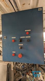 Filtration, Filtern:
(filtration) Filtern ist ein mechanisches Trennverfahren, um eine Suspension in seine Bestandteile Feststoff und Flssigkeit zu trennen. Als Filtermaterial wird z.B. Quarzsand verwendet. Besondere Bedeutung kommt der Aktivkohle zu. 

Je nach Fliegeschwindigkeit des Wassers im Filter wird zwischen

    * Langsamfiltern (meist 0,1 bis 0,2 m/h) und 
    * Schnellfiltern (z. B. 15 m/h)

unterschieden.

Aufgrund ihres groen Flchenbedarfs werden Langsamfilter seltener gebaut. Schnellfilter gibt es mit offenen Becken oder mit geschlossenen Kesseln. Bei der Reinigung werden sie mit Wasser und/oder Luft rckgesplt. Um die Raumwirkung zu vergrern und die Laufzeit zwischen zwei Splungen zu verlngern, werden Schnellfilter hufig als Mehrschichtfilter ausgefhrt. 

Beim Zweischichtfilter beispielsweise besteht die obere Schicht aus einem leichteren Material grberer Krnung (z. B. Filterkohle, Blhton, Blhschiefer oder Bims) und die untere Schicht aus einem schwereren Material feinerer Krnung (in der Regel Quarzsand).

Filtrationsverfahren werden u.a. eingesetzt, um hohen Anforderungen an die Feststofffreiheit im Abwasser gerecht zu werden. Dabei erfolgt die Trennung von Partikel und Flssigkeit durch eine Druckdifferenz zwischen den beiden Seiten des Filters, welche den Wassertransport durch den Filter ermglicht. Whrend des Filtervorganges werden die Feststoffe im Filter verdichtet und verringern somit das Porenvolumen, wodurch sich sowohl der Filterwiderstand als auch die Filtratqualitt verndern. Sobald der zulssige Filterwiderstand erreicht ist, muss der Filter rckgesplt und von den Feststoffen befreit werden.

Gelste Verbindungen knnen dagegen in herkmmlichen Filtern nicht abgetrennt werden. Eine Ausnahme bildet allerdings die Biofiltration, wobei der Filter gleichermaen als Nhrstoff fr Bakterien dient und somit eine Mglichkeit des aeroben Abbaus bereits gelster organischer Verbindungen darstellt. 
Quelle: www.wasser-wissen.de
Filterhilfsmittel, Filtrationshilfsmittel:
Filterhilfsmittel werden einem Filtrationsprozess hinzugegeben, um die Filtration zu ermglichen, erleichtern bzw. zu beschleunigen. 

Sie haben bei der Filtration die Aufgabe, 

    * Suspensionen mit nur wenig Feststoffanteil die Bildung eines Filterkuchens zu ermglichen oder 
    * bei schleimigen Feststoffen den sich sonst daraus bildenden zu dichten und schwer durchlssigen Filterkuchen aufzulockern. 

Filterhilfsmittel werden entweder der zu filtrierenden Suspension unmittelbar zugesetzt oder vor der Filtration als Hilfsschicht auf dem Filter gebildet. Die gebruchlichsten Filterhilfsmittel sind Zellulose, Kieselgel, Kieselgur, Holzkohle u. Holzmehl. Sie wirken alle physikalisch-mechanisch und verndern nicht die chemische Zusammensetzung der Flssigkeit zumal sie weitestgehend unlslich sind

Bei schwierigen Klrfiltrationen werden auch dem Filtrationsprozess von Abwssern Hilfsmittel zugegeben. Vor allem bei Abwssern wird versucht, sehr feine Teilchen durch Zugabe von Flockungshilfsmittel zu agglomerieren, worauf sich diese dann leichter abtrennen lassen. Da diese den Filterprozess erleichtern knnen, werden sie in manchen Fllen flschlicherweise auch als Filterhilfsmittel bezeichnet.
Quelle: www.wassert-wissen.de