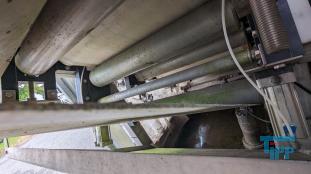 Filtration, Filtern:
(filtration) Filtern ist ein mechanisches Trennverfahren, um eine Suspension in seine Bestandteile Feststoff und Flssigkeit zu trennen. Als Filtermaterial wird z.B. Quarzsand verwendet. Besondere Bedeutung kommt der Aktivkohle zu. 

Je nach Fliegeschwindigkeit des Wassers im Filter wird zwischen

    * Langsamfiltern (meist 0,1 bis 0,2 m/h) und 
    * Schnellfiltern (z. B. 15 m/h)

unterschieden.

Aufgrund ihres groen Flchenbedarfs werden Langsamfilter seltener gebaut. Schnellfilter gibt es mit offenen Becken oder mit geschlossenen Kesseln. Bei der Reinigung werden sie mit Wasser und/oder Luft rckgesplt. Um die Raumwirkung zu vergrern und die Laufzeit zwischen zwei Splungen zu verlngern, werden Schnellfilter hufig als Mehrschichtfilter ausgefhrt. 

Beim Zweischichtfilter beispielsweise besteht die obere Schicht aus einem leichteren Material grberer Krnung (z. B. Filterkohle, Blhton, Blhschiefer oder Bims) und die untere Schicht aus einem schwereren Material feinerer Krnung (in der Regel Quarzsand).

Filtrationsverfahren werden u.a. eingesetzt, um hohen Anforderungen an die Feststofffreiheit im Abwasser gerecht zu werden. Dabei erfolgt die Trennung von Partikel und Flssigkeit durch eine Druckdifferenz zwischen den beiden Seiten des Filters, welche den Wassertransport durch den Filter ermglicht. Whrend des Filtervorganges werden die Feststoffe im Filter verdichtet und verringern somit das Porenvolumen, wodurch sich sowohl der Filterwiderstand als auch die Filtratqualitt verndern. Sobald der zulssige Filterwiderstand erreicht ist, muss der Filter rckgesplt und von den Feststoffen befreit werden.

Gelste Verbindungen knnen dagegen in herkmmlichen Filtern nicht abgetrennt werden. Eine Ausnahme bildet allerdings die Biofiltration, wobei der Filter gleichermaen als Nhrstoff fr Bakterien dient und somit eine Mglichkeit des aeroben Abbaus bereits gelster organischer Verbindungen darstellt. 
Quelle: www.wasser-wissen.de
Filterhilfsmittel, Filtrationshilfsmittel:
Filterhilfsmittel werden einem Filtrationsprozess hinzugegeben, um die Filtration zu ermglichen, erleichtern bzw. zu beschleunigen. 

Sie haben bei der Filtration die Aufgabe, 

    * Suspensionen mit nur wenig Feststoffanteil die Bildung eines Filterkuchens zu ermglichen oder 
    * bei schleimigen Feststoffen den sich sonst daraus bildenden zu dichten und schwer durchlssigen Filterkuchen aufzulockern. 

Filterhilfsmittel werden entweder der zu filtrierenden Suspension unmittelbar zugesetzt oder vor der Filtration als Hilfsschicht auf dem Filter gebildet. Die gebruchlichsten Filterhilfsmittel sind Zellulose, Kieselgel, Kieselgur, Holzkohle u. Holzmehl. Sie wirken alle physikalisch-mechanisch und verndern nicht die chemische Zusammensetzung der Flssigkeit zumal sie weitestgehend unlslich sind

Bei schwierigen Klrfiltrationen werden auch dem Filtrationsprozess von Abwssern Hilfsmittel zugegeben. Vor allem bei Abwssern wird versucht, sehr feine Teilchen durch Zugabe von Flockungshilfsmittel zu agglomerieren, worauf sich diese dann leichter abtrennen lassen. Da diese den Filterprozess erleichtern knnen, werden sie in manchen Fllen flschlicherweise auch als Filterhilfsmittel bezeichnet.
Quelle: www.wassert-wissen.de