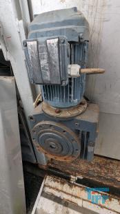 Filtration, Filtern:
(filtration) Filtern ist ein mechanisches Trennverfahren, um eine Suspension in seine Bestandteile Feststoff und Flssigkeit zu trennen. Als Filtermaterial wird z.B. Quarzsand verwendet. Besondere Bedeutung kommt der Aktivkohle zu. 

Je nach Fliegeschwindigkeit des Wassers im Filter wird zwischen

    * Langsamfiltern (meist 0,1 bis 0,2 m/h) und 
    * Schnellfiltern (z. B. 15 m/h)

unterschieden.

Aufgrund ihres groen Flchenbedarfs werden Langsamfilter seltener gebaut. Schnellfilter gibt es mit offenen Becken oder mit geschlossenen Kesseln. Bei der Reinigung werden sie mit Wasser und/oder Luft rckgesplt. Um die Raumwirkung zu vergrern und die Laufzeit zwischen zwei Splungen zu verlngern, werden Schnellfilter hufig als Mehrschichtfilter ausgefhrt. 

Beim Zweischichtfilter beispielsweise besteht die obere Schicht aus einem leichteren Material grberer Krnung (z. B. Filterkohle, Blhton, Blhschiefer oder Bims) und die untere Schicht aus einem schwereren Material feinerer Krnung (in der Regel Quarzsand).

Filtrationsverfahren werden u.a. eingesetzt, um hohen Anforderungen an die Feststofffreiheit im Abwasser gerecht zu werden. Dabei erfolgt die Trennung von Partikel und Flssigkeit durch eine Druckdifferenz zwischen den beiden Seiten des Filters, welche den Wassertransport durch den Filter ermglicht. Whrend des Filtervorganges werden die Feststoffe im Filter verdichtet und verringern somit das Porenvolumen, wodurch sich sowohl der Filterwiderstand als auch die Filtratqualitt verndern. Sobald der zulssige Filterwiderstand erreicht ist, muss der Filter rckgesplt und von den Feststoffen befreit werden.

Gelste Verbindungen knnen dagegen in herkmmlichen Filtern nicht abgetrennt werden. Eine Ausnahme bildet allerdings die Biofiltration, wobei der Filter gleichermaen als Nhrstoff fr Bakterien dient und somit eine Mglichkeit des aeroben Abbaus bereits gelster organischer Verbindungen darstellt. 
Quelle: www.wasser-wissen.de
Filterhilfsmittel, Filtrationshilfsmittel:
Filterhilfsmittel werden einem Filtrationsprozess hinzugegeben, um die Filtration zu ermglichen, erleichtern bzw. zu beschleunigen. 

Sie haben bei der Filtration die Aufgabe, 

    * Suspensionen mit nur wenig Feststoffanteil die Bildung eines Filterkuchens zu ermglichen oder 
    * bei schleimigen Feststoffen den sich sonst daraus bildenden zu dichten und schwer durchlssigen Filterkuchen aufzulockern. 

Filterhilfsmittel werden entweder der zu filtrierenden Suspension unmittelbar zugesetzt oder vor der Filtration als Hilfsschicht auf dem Filter gebildet. Die gebruchlichsten Filterhilfsmittel sind Zellulose, Kieselgel, Kieselgur, Holzkohle u. Holzmehl. Sie wirken alle physikalisch-mechanisch und verndern nicht die chemische Zusammensetzung der Flssigkeit zumal sie weitestgehend unlslich sind

Bei schwierigen Klrfiltrationen werden auch dem Filtrationsprozess von Abwssern Hilfsmittel zugegeben. Vor allem bei Abwssern wird versucht, sehr feine Teilchen durch Zugabe von Flockungshilfsmittel zu agglomerieren, worauf sich diese dann leichter abtrennen lassen. Da diese den Filterprozess erleichtern knnen, werden sie in manchen Fllen flschlicherweise auch als Filterhilfsmittel bezeichnet.
Quelle: www.wassert-wissen.de