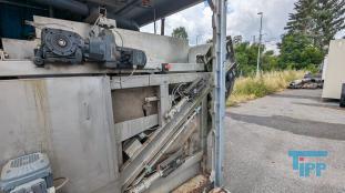 Filtration, Filtern:
(filtration) Filtern ist ein mechanisches Trennverfahren, um eine Suspension in seine Bestandteile Feststoff und Flssigkeit zu trennen. Als Filtermaterial wird z.B. Quarzsand verwendet. Besondere Bedeutung kommt der Aktivkohle zu. 

Je nach Fliegeschwindigkeit des Wassers im Filter wird zwischen

    * Langsamfiltern (meist 0,1 bis 0,2 m/h) und 
    * Schnellfiltern (z. B. 15 m/h)

unterschieden.

Aufgrund ihres groen Flchenbedarfs werden Langsamfilter seltener gebaut. Schnellfilter gibt es mit offenen Becken oder mit geschlossenen Kesseln. Bei der Reinigung werden sie mit Wasser und/oder Luft rckgesplt. Um die Raumwirkung zu vergrern und die Laufzeit zwischen zwei Splungen zu verlngern, werden Schnellfilter hufig als Mehrschichtfilter ausgefhrt. 

Beim Zweischichtfilter beispielsweise besteht die obere Schicht aus einem leichteren Material grberer Krnung (z. B. Filterkohle, Blhton, Blhschiefer oder Bims) und die untere Schicht aus einem schwereren Material feinerer Krnung (in der Regel Quarzsand).

Filtrationsverfahren werden u.a. eingesetzt, um hohen Anforderungen an die Feststofffreiheit im Abwasser gerecht zu werden. Dabei erfolgt die Trennung von Partikel und Flssigkeit durch eine Druckdifferenz zwischen den beiden Seiten des Filters, welche den Wassertransport durch den Filter ermglicht. Whrend des Filtervorganges werden die Feststoffe im Filter verdichtet und verringern somit das Porenvolumen, wodurch sich sowohl der Filterwiderstand als auch die Filtratqualitt verndern. Sobald der zulssige Filterwiderstand erreicht ist, muss der Filter rckgesplt und von den Feststoffen befreit werden.

Gelste Verbindungen knnen dagegen in herkmmlichen Filtern nicht abgetrennt werden. Eine Ausnahme bildet allerdings die Biofiltration, wobei der Filter gleichermaen als Nhrstoff fr Bakterien dient und somit eine Mglichkeit des aeroben Abbaus bereits gelster organischer Verbindungen darstellt. 
Quelle: www.wasser-wissen.de
Filterhilfsmittel, Filtrationshilfsmittel:
Filterhilfsmittel werden einem Filtrationsprozess hinzugegeben, um die Filtration zu ermglichen, erleichtern bzw. zu beschleunigen. 

Sie haben bei der Filtration die Aufgabe, 

    * Suspensionen mit nur wenig Feststoffanteil die Bildung eines Filterkuchens zu ermglichen oder 
    * bei schleimigen Feststoffen den sich sonst daraus bildenden zu dichten und schwer durchlssigen Filterkuchen aufzulockern. 

Filterhilfsmittel werden entweder der zu filtrierenden Suspension unmittelbar zugesetzt oder vor der Filtration als Hilfsschicht auf dem Filter gebildet. Die gebruchlichsten Filterhilfsmittel sind Zellulose, Kieselgel, Kieselgur, Holzkohle u. Holzmehl. Sie wirken alle physikalisch-mechanisch und verndern nicht die chemische Zusammensetzung der Flssigkeit zumal sie weitestgehend unlslich sind

Bei schwierigen Klrfiltrationen werden auch dem Filtrationsprozess von Abwssern Hilfsmittel zugegeben. Vor allem bei Abwssern wird versucht, sehr feine Teilchen durch Zugabe von Flockungshilfsmittel zu agglomerieren, worauf sich diese dann leichter abtrennen lassen. Da diese den Filterprozess erleichtern knnen, werden sie in manchen Fllen flschlicherweise auch als Filterhilfsmittel bezeichnet.
Quelle: www.wassert-wissen.de