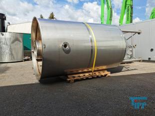 Silo:
Ein Silo oder Hochsilo ist ein groer Speicher fr Schttgut. Silos werden zum Speichern von Zement, Kalksteinmehl, Kunststoffgranulat, Futtermittel und hnlichem verwendet.
Silos werden grundstzlich von oben befllt, und von unten wird entnommen. Sie arbeiten also nach dem First In  First Out-Verfahren. Je nach Material gengt zur Entnahme ein Schieber oder, falls die Schwerkraft nicht ausreicht um das Material zum Flieen zu bringen, eine mechanische Frdereinrichtung wie eine Frderschnecke.
Die Druckverhltnisse in einem Silo begnstigen eine relativ leichte Bauweise im Vergleich zu einem gleich hohen Tank fr Flssigkeiten. Whrend in einem Tank der horizontale Druck auf die Seitenwnde linear mit der Hhe von oben nach unten zunimmt, erfolgt die Zunahme beim Silo wesentlich langsamer, nmlich nur proportional zum Logarithmus der Hhe. Die genaue Berechnung des Drucks ist mit der Janssen-Gleichung mglich.
Typische Silos in der Landwirtschaft sind etwa 10 bis 20 Meter hohe zylindrische Bauwerke aus Beton, Stein, Stahl, Holz oder Kunststoff, in denen Getreide oder Silage aufbewahrt wird. Es existieren allerdings auch auergewhnlich hohe Silos wie der Henninger-Turm in Frankfurt oder das Getreidesilo der Schapfenmhle bei Ulm, die ber 100 Meter hoch sind. Diese Bauwerke werden Siloturm genannt.

Am Bau wird Fertigmrtel zum Verputzen in Silos angeliefert. Diese Silos sind meist direkt an die Mischanlage gekoppelt.
Als Sonderformen existiert neben dem Hochsilo noch das Fahrsilo. Dieser wird meistens von Lohnunternehmen oder Landwirten beschickt. Es besteht aus einer Bodenplatte und meistens Wnden. Dabei wird z.B. Gras oder Mais gehckselt und von Schleppern mit einem Wagen in die Silos zusammengefahren und ein Schlepper (der Walzschlepper) verteilt dieses und verdichtet es gleichzeitig. Danach wird das Silo luftdicht verschlossen, so dass das Pflanzenmaterial nicht verschimmelt, sondern konserviert wird.
Quelle: www.wikipedia.org