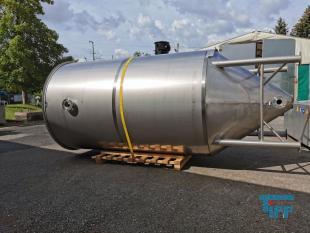 Silo:
Ein Silo oder Hochsilo ist ein groer Speicher fr Schttgut. Silos werden zum Speichern von Zement, Kalksteinmehl, Kunststoffgranulat, Futtermittel und hnlichem verwendet.
Silos werden grundstzlich von oben befllt, und von unten wird entnommen. Sie arbeiten also nach dem First In  First Out-Verfahren. Je nach Material gengt zur Entnahme ein Schieber oder, falls die Schwerkraft nicht ausreicht um das Material zum Flieen zu bringen, eine mechanische Frdereinrichtung wie eine Frderschnecke.
Die Druckverhltnisse in einem Silo begnstigen eine relativ leichte Bauweise im Vergleich zu einem gleich hohen Tank fr Flssigkeiten. Whrend in einem Tank der horizontale Druck auf die Seitenwnde linear mit der Hhe von oben nach unten zunimmt, erfolgt die Zunahme beim Silo wesentlich langsamer, nmlich nur proportional zum Logarithmus der Hhe. Die genaue Berechnung des Drucks ist mit der Janssen-Gleichung mglich.
Typische Silos in der Landwirtschaft sind etwa 10 bis 20 Meter hohe zylindrische Bauwerke aus Beton, Stein, Stahl, Holz oder Kunststoff, in denen Getreide oder Silage aufbewahrt wird. Es existieren allerdings auch auergewhnlich hohe Silos wie der Henninger-Turm in Frankfurt oder das Getreidesilo der Schapfenmhle bei Ulm, die ber 100 Meter hoch sind. Diese Bauwerke werden Siloturm genannt.

Am Bau wird Fertigmrtel zum Verputzen in Silos angeliefert. Diese Silos sind meist direkt an die Mischanlage gekoppelt.
Als Sonderformen existiert neben dem Hochsilo noch das Fahrsilo. Dieser wird meistens von Lohnunternehmen oder Landwirten beschickt. Es besteht aus einer Bodenplatte und meistens Wnden. Dabei wird z.B. Gras oder Mais gehckselt und von Schleppern mit einem Wagen in die Silos zusammengefahren und ein Schlepper (der Walzschlepper) verteilt dieses und verdichtet es gleichzeitig. Danach wird das Silo luftdicht verschlossen, so dass das Pflanzenmaterial nicht verschimmelt, sondern konserviert wird.
Quelle: www.wikipedia.org