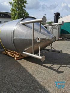 Silo:
Ein Silo oder Hochsilo ist ein groer Speicher fr Schttgut. Silos werden zum Speichern von Zement, Kalksteinmehl, Kunststoffgranulat, Futtermittel und hnlichem verwendet.
Silos werden grundstzlich von oben befllt, und von unten wird entnommen. Sie arbeiten also nach dem First In  First Out-Verfahren. Je nach Material gengt zur Entnahme ein Schieber oder, falls die Schwerkraft nicht ausreicht um das Material zum Flieen zu bringen, eine mechanische Frdereinrichtung wie eine Frderschnecke.
Die Druckverhltnisse in einem Silo begnstigen eine relativ leichte Bauweise im Vergleich zu einem gleich hohen Tank fr Flssigkeiten. Whrend in einem Tank der horizontale Druck auf die Seitenwnde linear mit der Hhe von oben nach unten zunimmt, erfolgt die Zunahme beim Silo wesentlich langsamer, nmlich nur proportional zum Logarithmus der Hhe. Die genaue Berechnung des Drucks ist mit der Janssen-Gleichung mglich.
Typische Silos in der Landwirtschaft sind etwa 10 bis 20 Meter hohe zylindrische Bauwerke aus Beton, Stein, Stahl, Holz oder Kunststoff, in denen Getreide oder Silage aufbewahrt wird. Es existieren allerdings auch auergewhnlich hohe Silos wie der Henninger-Turm in Frankfurt oder das Getreidesilo der Schapfenmhle bei Ulm, die ber 100 Meter hoch sind. Diese Bauwerke werden Siloturm genannt.

Am Bau wird Fertigmrtel zum Verputzen in Silos angeliefert. Diese Silos sind meist direkt an die Mischanlage gekoppelt.
Als Sonderformen existiert neben dem Hochsilo noch das Fahrsilo. Dieser wird meistens von Lohnunternehmen oder Landwirten beschickt. Es besteht aus einer Bodenplatte und meistens Wnden. Dabei wird z.B. Gras oder Mais gehckselt und von Schleppern mit einem Wagen in die Silos zusammengefahren und ein Schlepper (der Walzschlepper) verteilt dieses und verdichtet es gleichzeitig. Danach wird das Silo luftdicht verschlossen, so dass das Pflanzenmaterial nicht verschimmelt, sondern konserviert wird.
Quelle: www.wikipedia.org