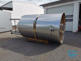 Silo:
Ein Silo oder Hochsilo ist ein groer Speicher fr Schttgut. Silos werden zum Speichern von Zement, Kalksteinmehl, Kunststoffgranulat, Futtermittel und hnlichem verwendet.
Silos werden grundstzlich von oben befllt, und von unten wird entnommen. Sie arbeiten also nach dem First In  First Out-Verfahren. Je nach Material gengt zur Entnahme ein Schieber oder, falls die Schwerkraft nicht ausreicht um das Material zum Flieen zu bringen, eine mechanische Frdereinrichtung wie eine Frderschnecke.
Die Druckverhltnisse in einem Silo begnstigen eine relativ leichte Bauweise im Vergleich zu einem gleich hohen Tank fr Flssigkeiten. Whrend in einem Tank der horizontale Druck auf die Seitenwnde linear mit der Hhe von oben nach unten zunimmt, erfolgt die Zunahme beim Silo wesentlich langsamer, nmlich nur proportional zum Logarithmus der Hhe. Die genaue Berechnung des Drucks ist mit der Janssen-Gleichung mglich.
Typische Silos in der Landwirtschaft sind etwa 10 bis 20 Meter hohe zylindrische Bauwerke aus Beton, Stein, Stahl, Holz oder Kunststoff, in denen Getreide oder Silage aufbewahrt wird. Es existieren allerdings auch auergewhnlich hohe Silos wie der Henninger-Turm in Frankfurt oder das Getreidesilo der Schapfenmhle bei Ulm, die ber 100 Meter hoch sind. Diese Bauwerke werden Siloturm genannt.

Am Bau wird Fertigmrtel zum Verputzen in Silos angeliefert. Diese Silos sind meist direkt an die Mischanlage gekoppelt.
Als Sonderformen existiert neben dem Hochsilo noch das Fahrsilo. Dieser wird meistens von Lohnunternehmen oder Landwirten beschickt. Es besteht aus einer Bodenplatte und meistens Wnden. Dabei wird z.B. Gras oder Mais gehckselt und von Schleppern mit einem Wagen in die Silos zusammengefahren und ein Schlepper (der Walzschlepper) verteilt dieses und verdichtet es gleichzeitig. Danach wird das Silo luftdicht verschlossen, so dass das Pflanzenmaterial nicht verschimmelt, sondern konserviert wird.
Quelle: www.wikipedia.org