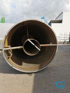 Silo:
Ein Silo oder Hochsilo ist ein groer Speicher fr Schttgut. Silos werden zum Speichern von Zement, Kalksteinmehl, Kunststoffgranulat, Futtermittel und hnlichem verwendet.
Silos werden grundstzlich von oben befllt, und von unten wird entnommen. Sie arbeiten also nach dem First In  First Out-Verfahren. Je nach Material gengt zur Entnahme ein Schieber oder, falls die Schwerkraft nicht ausreicht um das Material zum Flieen zu bringen, eine mechanische Frdereinrichtung wie eine Frderschnecke.
Die Druckverhltnisse in einem Silo begnstigen eine relativ leichte Bauweise im Vergleich zu einem gleich hohen Tank fr Flssigkeiten. Whrend in einem Tank der horizontale Druck auf die Seitenwnde linear mit der Hhe von oben nach unten zunimmt, erfolgt die Zunahme beim Silo wesentlich langsamer, nmlich nur proportional zum Logarithmus der Hhe. Die genaue Berechnung des Drucks ist mit der Janssen-Gleichung mglich.
Typische Silos in der Landwirtschaft sind etwa 10 bis 20 Meter hohe zylindrische Bauwerke aus Beton, Stein, Stahl, Holz oder Kunststoff, in denen Getreide oder Silage aufbewahrt wird. Es existieren allerdings auch auergewhnlich hohe Silos wie der Henninger-Turm in Frankfurt oder das Getreidesilo der Schapfenmhle bei Ulm, die ber 100 Meter hoch sind. Diese Bauwerke werden Siloturm genannt.

Am Bau wird Fertigmrtel zum Verputzen in Silos angeliefert. Diese Silos sind meist direkt an die Mischanlage gekoppelt.
Als Sonderformen existiert neben dem Hochsilo noch das Fahrsilo. Dieser wird meistens von Lohnunternehmen oder Landwirten beschickt. Es besteht aus einer Bodenplatte und meistens Wnden. Dabei wird z.B. Gras oder Mais gehckselt und von Schleppern mit einem Wagen in die Silos zusammengefahren und ein Schlepper (der Walzschlepper) verteilt dieses und verdichtet es gleichzeitig. Danach wird das Silo luftdicht verschlossen, so dass das Pflanzenmaterial nicht verschimmelt, sondern konserviert wird.
Quelle: www.wikipedia.org