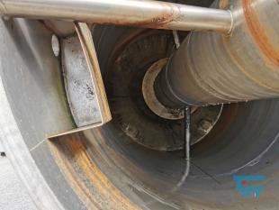 Silo:
Ein Silo oder Hochsilo ist ein groer Speicher fr Schttgut. Silos werden zum Speichern von Zement, Kalksteinmehl, Kunststoffgranulat, Futtermittel und hnlichem verwendet.
Silos werden grundstzlich von oben befllt, und von unten wird entnommen. Sie arbeiten also nach dem First In  First Out-Verfahren. Je nach Material gengt zur Entnahme ein Schieber oder, falls die Schwerkraft nicht ausreicht um das Material zum Flieen zu bringen, eine mechanische Frdereinrichtung wie eine Frderschnecke.
Die Druckverhltnisse in einem Silo begnstigen eine relativ leichte Bauweise im Vergleich zu einem gleich hohen Tank fr Flssigkeiten. Whrend in einem Tank der horizontale Druck auf die Seitenwnde linear mit der Hhe von oben nach unten zunimmt, erfolgt die Zunahme beim Silo wesentlich langsamer, nmlich nur proportional zum Logarithmus der Hhe. Die genaue Berechnung des Drucks ist mit der Janssen-Gleichung mglich.
Typische Silos in der Landwirtschaft sind etwa 10 bis 20 Meter hohe zylindrische Bauwerke aus Beton, Stein, Stahl, Holz oder Kunststoff, in denen Getreide oder Silage aufbewahrt wird. Es existieren allerdings auch auergewhnlich hohe Silos wie der Henninger-Turm in Frankfurt oder das Getreidesilo der Schapfenmhle bei Ulm, die ber 100 Meter hoch sind. Diese Bauwerke werden Siloturm genannt.

Am Bau wird Fertigmrtel zum Verputzen in Silos angeliefert. Diese Silos sind meist direkt an die Mischanlage gekoppelt.
Als Sonderformen existiert neben dem Hochsilo noch das Fahrsilo. Dieser wird meistens von Lohnunternehmen oder Landwirten beschickt. Es besteht aus einer Bodenplatte und meistens Wnden. Dabei wird z.B. Gras oder Mais gehckselt und von Schleppern mit einem Wagen in die Silos zusammengefahren und ein Schlepper (der Walzschlepper) verteilt dieses und verdichtet es gleichzeitig. Danach wird das Silo luftdicht verschlossen, so dass das Pflanzenmaterial nicht verschimmelt, sondern konserviert wird.
Quelle: www.wikipedia.org