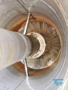 Silo:
Ein Silo oder Hochsilo ist ein groer Speicher fr Schttgut. Silos werden zum Speichern von Zement, Kalksteinmehl, Kunststoffgranulat, Futtermittel und hnlichem verwendet.
Silos werden grundstzlich von oben befllt, und von unten wird entnommen. Sie arbeiten also nach dem First In  First Out-Verfahren. Je nach Material gengt zur Entnahme ein Schieber oder, falls die Schwerkraft nicht ausreicht um das Material zum Flieen zu bringen, eine mechanische Frdereinrichtung wie eine Frderschnecke.
Die Druckverhltnisse in einem Silo begnstigen eine relativ leichte Bauweise im Vergleich zu einem gleich hohen Tank fr Flssigkeiten. Whrend in einem Tank der horizontale Druck auf die Seitenwnde linear mit der Hhe von oben nach unten zunimmt, erfolgt die Zunahme beim Silo wesentlich langsamer, nmlich nur proportional zum Logarithmus der Hhe. Die genaue Berechnung des Drucks ist mit der Janssen-Gleichung mglich.
Typische Silos in der Landwirtschaft sind etwa 10 bis 20 Meter hohe zylindrische Bauwerke aus Beton, Stein, Stahl, Holz oder Kunststoff, in denen Getreide oder Silage aufbewahrt wird. Es existieren allerdings auch auergewhnlich hohe Silos wie der Henninger-Turm in Frankfurt oder das Getreidesilo der Schapfenmhle bei Ulm, die ber 100 Meter hoch sind. Diese Bauwerke werden Siloturm genannt.

Am Bau wird Fertigmrtel zum Verputzen in Silos angeliefert. Diese Silos sind meist direkt an die Mischanlage gekoppelt.
Als Sonderformen existiert neben dem Hochsilo noch das Fahrsilo. Dieser wird meistens von Lohnunternehmen oder Landwirten beschickt. Es besteht aus einer Bodenplatte und meistens Wnden. Dabei wird z.B. Gras oder Mais gehckselt und von Schleppern mit einem Wagen in die Silos zusammengefahren und ein Schlepper (der Walzschlepper) verteilt dieses und verdichtet es gleichzeitig. Danach wird das Silo luftdicht verschlossen, so dass das Pflanzenmaterial nicht verschimmelt, sondern konserviert wird.
Quelle: www.wikipedia.org