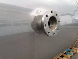 Silo:
Ein Silo oder Hochsilo ist ein groer Speicher fr Schttgut. Silos werden zum Speichern von Zement, Kalksteinmehl, Kunststoffgranulat, Futtermittel und hnlichem verwendet.
Silos werden grundstzlich von oben befllt, und von unten wird entnommen. Sie arbeiten also nach dem First In  First Out-Verfahren. Je nach Material gengt zur Entnahme ein Schieber oder, falls die Schwerkraft nicht ausreicht um das Material zum Flieen zu bringen, eine mechanische Frdereinrichtung wie eine Frderschnecke.
Die Druckverhltnisse in einem Silo begnstigen eine relativ leichte Bauweise im Vergleich zu einem gleich hohen Tank fr Flssigkeiten. Whrend in einem Tank der horizontale Druck auf die Seitenwnde linear mit der Hhe von oben nach unten zunimmt, erfolgt die Zunahme beim Silo wesentlich langsamer, nmlich nur proportional zum Logarithmus der Hhe. Die genaue Berechnung des Drucks ist mit der Janssen-Gleichung mglich.
Typische Silos in der Landwirtschaft sind etwa 10 bis 20 Meter hohe zylindrische Bauwerke aus Beton, Stein, Stahl, Holz oder Kunststoff, in denen Getreide oder Silage aufbewahrt wird. Es existieren allerdings auch auergewhnlich hohe Silos wie der Henninger-Turm in Frankfurt oder das Getreidesilo der Schapfenmhle bei Ulm, die ber 100 Meter hoch sind. Diese Bauwerke werden Siloturm genannt.

Am Bau wird Fertigmrtel zum Verputzen in Silos angeliefert. Diese Silos sind meist direkt an die Mischanlage gekoppelt.
Als Sonderformen existiert neben dem Hochsilo noch das Fahrsilo. Dieser wird meistens von Lohnunternehmen oder Landwirten beschickt. Es besteht aus einer Bodenplatte und meistens Wnden. Dabei wird z.B. Gras oder Mais gehckselt und von Schleppern mit einem Wagen in die Silos zusammengefahren und ein Schlepper (der Walzschlepper) verteilt dieses und verdichtet es gleichzeitig. Danach wird das Silo luftdicht verschlossen, so dass das Pflanzenmaterial nicht verschimmelt, sondern konserviert wird.
Quelle: www.wikipedia.org