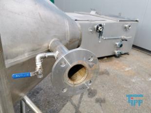 Silo:
Ein Silo oder Hochsilo ist ein groer Speicher fr Schttgut. Silos werden zum Speichern von Zement, Kalksteinmehl, Kunststoffgranulat, Futtermittel und hnlichem verwendet.
Silos werden grundstzlich von oben befllt, und von unten wird entnommen. Sie arbeiten also nach dem First In  First Out-Verfahren. Je nach Material gengt zur Entnahme ein Schieber oder, falls die Schwerkraft nicht ausreicht um das Material zum Flieen zu bringen, eine mechanische Frdereinrichtung wie eine Frderschnecke.
Die Druckverhltnisse in einem Silo begnstigen eine relativ leichte Bauweise im Vergleich zu einem gleich hohen Tank fr Flssigkeiten. Whrend in einem Tank der horizontale Druck auf die Seitenwnde linear mit der Hhe von oben nach unten zunimmt, erfolgt die Zunahme beim Silo wesentlich langsamer, nmlich nur proportional zum Logarithmus der Hhe. Die genaue Berechnung des Drucks ist mit der Janssen-Gleichung mglich.
Typische Silos in der Landwirtschaft sind etwa 10 bis 20 Meter hohe zylindrische Bauwerke aus Beton, Stein, Stahl, Holz oder Kunststoff, in denen Getreide oder Silage aufbewahrt wird. Es existieren allerdings auch auergewhnlich hohe Silos wie der Henninger-Turm in Frankfurt oder das Getreidesilo der Schapfenmhle bei Ulm, die ber 100 Meter hoch sind. Diese Bauwerke werden Siloturm genannt.

Am Bau wird Fertigmrtel zum Verputzen in Silos angeliefert. Diese Silos sind meist direkt an die Mischanlage gekoppelt.
Als Sonderformen existiert neben dem Hochsilo noch das Fahrsilo. Dieser wird meistens von Lohnunternehmen oder Landwirten beschickt. Es besteht aus einer Bodenplatte und meistens Wnden. Dabei wird z.B. Gras oder Mais gehckselt und von Schleppern mit einem Wagen in die Silos zusammengefahren und ein Schlepper (der Walzschlepper) verteilt dieses und verdichtet es gleichzeitig. Danach wird das Silo luftdicht verschlossen, so dass das Pflanzenmaterial nicht verschimmelt, sondern konserviert wird.
Quelle: www.wikipedia.org