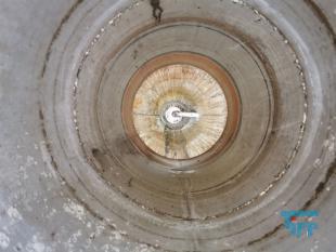 Silo:
Ein Silo oder Hochsilo ist ein groer Speicher fr Schttgut. Silos werden zum Speichern von Zement, Kalksteinmehl, Kunststoffgranulat, Futtermittel und hnlichem verwendet.
Silos werden grundstzlich von oben befllt, und von unten wird entnommen. Sie arbeiten also nach dem First In  First Out-Verfahren. Je nach Material gengt zur Entnahme ein Schieber oder, falls die Schwerkraft nicht ausreicht um das Material zum Flieen zu bringen, eine mechanische Frdereinrichtung wie eine Frderschnecke.
Die Druckverhltnisse in einem Silo begnstigen eine relativ leichte Bauweise im Vergleich zu einem gleich hohen Tank fr Flssigkeiten. Whrend in einem Tank der horizontale Druck auf die Seitenwnde linear mit der Hhe von oben nach unten zunimmt, erfolgt die Zunahme beim Silo wesentlich langsamer, nmlich nur proportional zum Logarithmus der Hhe. Die genaue Berechnung des Drucks ist mit der Janssen-Gleichung mglich.
Typische Silos in der Landwirtschaft sind etwa 10 bis 20 Meter hohe zylindrische Bauwerke aus Beton, Stein, Stahl, Holz oder Kunststoff, in denen Getreide oder Silage aufbewahrt wird. Es existieren allerdings auch auergewhnlich hohe Silos wie der Henninger-Turm in Frankfurt oder das Getreidesilo der Schapfenmhle bei Ulm, die ber 100 Meter hoch sind. Diese Bauwerke werden Siloturm genannt.

Am Bau wird Fertigmrtel zum Verputzen in Silos angeliefert. Diese Silos sind meist direkt an die Mischanlage gekoppelt.
Als Sonderformen existiert neben dem Hochsilo noch das Fahrsilo. Dieser wird meistens von Lohnunternehmen oder Landwirten beschickt. Es besteht aus einer Bodenplatte und meistens Wnden. Dabei wird z.B. Gras oder Mais gehckselt und von Schleppern mit einem Wagen in die Silos zusammengefahren und ein Schlepper (der Walzschlepper) verteilt dieses und verdichtet es gleichzeitig. Danach wird das Silo luftdicht verschlossen, so dass das Pflanzenmaterial nicht verschimmelt, sondern konserviert wird.
Quelle: www.wikipedia.org