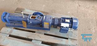Exzenterschneckenpumpen: auch PCP (progressing cavity pump) genannt, sind Pumpen zur Frderung einer Vielzahl von Medien, insbesondere von dickflssigen, hochviskosen und abrasiven Medien wie zum Beispiel Schlmmen, Glle und Fetten.
Funktionsweise: Bei einer Exzenterschneckenpumpe dreht sich der angetriebene, schneckenfrmige Rotor um seine Achse und vollfhrt dabei eine exzentrische Drehbewegung in einem entsprechend geformten Gehuse, dem Stator. Der Rotor besteht dabei blicherweise aus einem hoch abriebfesten Material wie zum Beispiel Stahl. Der Stator hingegen besteht aus einem elastischen Material, zum Beispiel Gummi. Durch die spezielle Formgebung von Rotor und Stator entstehen zwischen Rotor und Stator abgedichtete Hohlrume, die sich bei Drehung des Rotors axial fortbewegen und das Medium frdern. Die Frdermenge ist dabei direkt proportional zum Drehwinkel des Rotors. Durch Variation der Steigungszahl kann der erzielte Druck in weiten Bereichen variiert werden. Erfinder dieser Pumpentechnik ist Professor Ren Moineau, der im Jahr 1930 seine Erfindung zum Patent anmeldete und in seiner Dissertation 1939 vertiefte. Nach ihm wird diese Technik auch Moineau-Prinzip genannt.

Die Form der Hohlrume ist dabei konstant, so dass das Frdermedium nicht gequetscht wird. Dadurch eignen sich diese Pumpen auch fr Emulsionen, die sich bei Quetschung leicht in ihre Phasen trennen wrden, wie z. B. Sahne.

Umgekehrt verhindert die schonende Frderung das Emulgieren miteinander gefrderter Medien wie z.B. in Bilgenwasser-Entleranlagen, in denen man das l nach der Frderung vom Wasser trennen will.

Ein besonderer Vorteil besteht darin, dass Exzenterschneckenpumpen kontinuierlich frdern, was sie fr die Verwendung in Vergussanlagen geeignet macht, auch fr hochviskose und abrasive Medien. Ebenfalls eignen sie sich als Bestandteile von Fassfolgeplattenpumpen.
Verwendung: Exzenterschneckenpumpen haben einen ausgesprochen weiten Anwendungsbereich. Durch ihren extrem einfachen Aufbau mit einer sehr geringen Anzahl von bewegten Teilen eigenen sie sich auch fr den Einsatz in sehr rauem Umfeld. Das Verschleiteil - der Stator - kann mit wenigen Handgriffen ausgetauscht werden.
Quelle: www.wikipedia.org