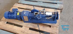 Exzenterschneckenpumpen: auch PCP (progressing cavity pump) genannt, sind Pumpen zur Frderung einer Vielzahl von Medien, insbesondere von dickflssigen, hochviskosen und abrasiven Medien wie zum Beispiel Schlmmen, Glle und Fetten.
Funktionsweise: Bei einer Exzenterschneckenpumpe dreht sich der angetriebene, schneckenfrmige Rotor um seine Achse und vollfhrt dabei eine exzentrische Drehbewegung in einem entsprechend geformten Gehuse, dem Stator. Der Rotor besteht dabei blicherweise aus einem hoch abriebfesten Material wie zum Beispiel Stahl. Der Stator hingegen besteht aus einem elastischen Material, zum Beispiel Gummi. Durch die spezielle Formgebung von Rotor und Stator entstehen zwischen Rotor und Stator abgedichtete Hohlrume, die sich bei Drehung des Rotors axial fortbewegen und das Medium frdern. Die Frdermenge ist dabei direkt proportional zum Drehwinkel des Rotors. Durch Variation der Steigungszahl kann der erzielte Druck in weiten Bereichen variiert werden. Erfinder dieser Pumpentechnik ist Professor Ren Moineau, der im Jahr 1930 seine Erfindung zum Patent anmeldete und in seiner Dissertation 1939 vertiefte. Nach ihm wird diese Technik auch Moineau-Prinzip genannt.

Die Form der Hohlrume ist dabei konstant, so dass das Frdermedium nicht gequetscht wird. Dadurch eignen sich diese Pumpen auch fr Emulsionen, die sich bei Quetschung leicht in ihre Phasen trennen wrden, wie z. B. Sahne.

Umgekehrt verhindert die schonende Frderung das Emulgieren miteinander gefrderter Medien wie z.B. in Bilgenwasser-Entleranlagen, in denen man das l nach der Frderung vom Wasser trennen will.

Ein besonderer Vorteil besteht darin, dass Exzenterschneckenpumpen kontinuierlich frdern, was sie fr die Verwendung in Vergussanlagen geeignet macht, auch fr hochviskose und abrasive Medien. Ebenfalls eignen sie sich als Bestandteile von Fassfolgeplattenpumpen.
Verwendung: Exzenterschneckenpumpen haben einen ausgesprochen weiten Anwendungsbereich. Durch ihren extrem einfachen Aufbau mit einer sehr geringen Anzahl von bewegten Teilen eigenen sie sich auch fr den Einsatz in sehr rauem Umfeld. Das Verschleiteil - der Stator - kann mit wenigen Handgriffen ausgetauscht werden.
Quelle: www.wikipedia.org