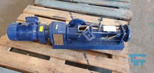 Exzenterschneckenpumpen: auch PCP (progressing cavity pump) genannt, sind Pumpen zur Frderung einer Vielzahl von Medien, insbesondere von dickflssigen, hochviskosen und abrasiven Medien wie zum Beispiel Schlmmen, Glle und Fetten.
Funktionsweise: Bei einer Exzenterschneckenpumpe dreht sich der angetriebene, schneckenfrmige Rotor um seine Achse und vollfhrt dabei eine exzentrische Drehbewegung in einem entsprechend geformten Gehuse, dem Stator. Der Rotor besteht dabei blicherweise aus einem hoch abriebfesten Material wie zum Beispiel Stahl. Der Stator hingegen besteht aus einem elastischen Material, zum Beispiel Gummi. Durch die spezielle Formgebung von Rotor und Stator entstehen zwischen Rotor und Stator abgedichtete Hohlrume, die sich bei Drehung des Rotors axial fortbewegen und das Medium frdern. Die Frdermenge ist dabei direkt proportional zum Drehwinkel des Rotors. Durch Variation der Steigungszahl kann der erzielte Druck in weiten Bereichen variiert werden. Erfinder dieser Pumpentechnik ist Professor Ren Moineau, der im Jahr 1930 seine Erfindung zum Patent anmeldete und in seiner Dissertation 1939 vertiefte. Nach ihm wird diese Technik auch Moineau-Prinzip genannt.

Die Form der Hohlrume ist dabei konstant, so dass das Frdermedium nicht gequetscht wird. Dadurch eignen sich diese Pumpen auch fr Emulsionen, die sich bei Quetschung leicht in ihre Phasen trennen wrden, wie z. B. Sahne.

Umgekehrt verhindert die schonende Frderung das Emulgieren miteinander gefrderter Medien wie z.B. in Bilgenwasser-Entleranlagen, in denen man das l nach der Frderung vom Wasser trennen will.

Ein besonderer Vorteil besteht darin, dass Exzenterschneckenpumpen kontinuierlich frdern, was sie fr die Verwendung in Vergussanlagen geeignet macht, auch fr hochviskose und abrasive Medien. Ebenfalls eignen sie sich als Bestandteile von Fassfolgeplattenpumpen.
Verwendung: Exzenterschneckenpumpen haben einen ausgesprochen weiten Anwendungsbereich. Durch ihren extrem einfachen Aufbau mit einer sehr geringen Anzahl von bewegten Teilen eigenen sie sich auch fr den Einsatz in sehr rauem Umfeld. Das Verschleiteil - der Stator - kann mit wenigen Handgriffen ausgetauscht werden.
Quelle: www.wikipedia.org