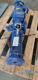 Exzenterschneckenpumpen: auch PCP (progressing cavity pump) genannt, sind Pumpen zur Frderung einer Vielzahl von Medien, insbesondere von dickflssigen, hochviskosen und abrasiven Medien wie zum Beispiel Schlmmen, Glle und Fetten.
Funktionsweise: Bei einer Exzenterschneckenpumpe dreht sich der angetriebene, schneckenfrmige Rotor um seine Achse und vollfhrt dabei eine exzentrische Drehbewegung in einem entsprechend geformten Gehuse, dem Stator. Der Rotor besteht dabei blicherweise aus einem hoch abriebfesten Material wie zum Beispiel Stahl. Der Stator hingegen besteht aus einem elastischen Material, zum Beispiel Gummi. Durch die spezielle Formgebung von Rotor und Stator entstehen zwischen Rotor und Stator abgedichtete Hohlrume, die sich bei Drehung des Rotors axial fortbewegen und das Medium frdern. Die Frdermenge ist dabei direkt proportional zum Drehwinkel des Rotors. Durch Variation der Steigungszahl kann der erzielte Druck in weiten Bereichen variiert werden. Erfinder dieser Pumpentechnik ist Professor Ren Moineau, der im Jahr 1930 seine Erfindung zum Patent anmeldete und in seiner Dissertation 1939 vertiefte. Nach ihm wird diese Technik auch Moineau-Prinzip genannt.

Die Form der Hohlrume ist dabei konstant, so dass das Frdermedium nicht gequetscht wird. Dadurch eignen sich diese Pumpen auch fr Emulsionen, die sich bei Quetschung leicht in ihre Phasen trennen wrden, wie z. B. Sahne.

Umgekehrt verhindert die schonende Frderung das Emulgieren miteinander gefrderter Medien wie z.B. in Bilgenwasser-Entleranlagen, in denen man das l nach der Frderung vom Wasser trennen will.

Ein besonderer Vorteil besteht darin, dass Exzenterschneckenpumpen kontinuierlich frdern, was sie fr die Verwendung in Vergussanlagen geeignet macht, auch fr hochviskose und abrasive Medien. Ebenfalls eignen sie sich als Bestandteile von Fassfolgeplattenpumpen.
Verwendung: Exzenterschneckenpumpen haben einen ausgesprochen weiten Anwendungsbereich. Durch ihren extrem einfachen Aufbau mit einer sehr geringen Anzahl von bewegten Teilen eigenen sie sich auch fr den Einsatz in sehr rauem Umfeld. Das Verschleiteil - der Stator - kann mit wenigen Handgriffen ausgetauscht werden.
Quelle: www.wikipedia.org