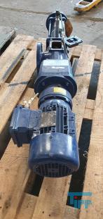 Exzenterschneckenpumpen: auch PCP (progressing cavity pump) genannt, sind Pumpen zur Frderung einer Vielzahl von Medien, insbesondere von dickflssigen, hochviskosen und abrasiven Medien wie zum Beispiel Schlmmen, Glle und Fetten.
Funktionsweise: Bei einer Exzenterschneckenpumpe dreht sich der angetriebene, schneckenfrmige Rotor um seine Achse und vollfhrt dabei eine exzentrische Drehbewegung in einem entsprechend geformten Gehuse, dem Stator. Der Rotor besteht dabei blicherweise aus einem hoch abriebfesten Material wie zum Beispiel Stahl. Der Stator hingegen besteht aus einem elastischen Material, zum Beispiel Gummi. Durch die spezielle Formgebung von Rotor und Stator entstehen zwischen Rotor und Stator abgedichtete Hohlrume, die sich bei Drehung des Rotors axial fortbewegen und das Medium frdern. Die Frdermenge ist dabei direkt proportional zum Drehwinkel des Rotors. Durch Variation der Steigungszahl kann der erzielte Druck in weiten Bereichen variiert werden. Erfinder dieser Pumpentechnik ist Professor Ren Moineau, der im Jahr 1930 seine Erfindung zum Patent anmeldete und in seiner Dissertation 1939 vertiefte. Nach ihm wird diese Technik auch Moineau-Prinzip genannt.

Die Form der Hohlrume ist dabei konstant, so dass das Frdermedium nicht gequetscht wird. Dadurch eignen sich diese Pumpen auch fr Emulsionen, die sich bei Quetschung leicht in ihre Phasen trennen wrden, wie z. B. Sahne.

Umgekehrt verhindert die schonende Frderung das Emulgieren miteinander gefrderter Medien wie z.B. in Bilgenwasser-Entleranlagen, in denen man das l nach der Frderung vom Wasser trennen will.

Ein besonderer Vorteil besteht darin, dass Exzenterschneckenpumpen kontinuierlich frdern, was sie fr die Verwendung in Vergussanlagen geeignet macht, auch fr hochviskose und abrasive Medien. Ebenfalls eignen sie sich als Bestandteile von Fassfolgeplattenpumpen.
Verwendung: Exzenterschneckenpumpen haben einen ausgesprochen weiten Anwendungsbereich. Durch ihren extrem einfachen Aufbau mit einer sehr geringen Anzahl von bewegten Teilen eigenen sie sich auch fr den Einsatz in sehr rauem Umfeld. Das Verschleiteil - der Stator - kann mit wenigen Handgriffen ausgetauscht werden.
Quelle: www.wikipedia.org