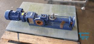 Exzenterschneckenpumpen: auch PCP (progressing cavity pump) genannt, sind Pumpen zur Frderung einer Vielzahl von Medien, insbesondere von dickflssigen, hochviskosen und abrasiven Medien wie zum Beispiel Schlmmen, Glle und Fetten.
Funktionsweise: Bei einer Exzenterschneckenpumpe dreht sich der angetriebene, schneckenfrmige Rotor um seine Achse und vollfhrt dabei eine exzentrische Drehbewegung in einem entsprechend geformten Gehuse, dem Stator. Der Rotor besteht dabei blicherweise aus einem hoch abriebfesten Material wie zum Beispiel Stahl. Der Stator hingegen besteht aus einem elastischen Material, zum Beispiel Gummi. Durch die spezielle Formgebung von Rotor und Stator entstehen zwischen Rotor und Stator abgedichtete Hohlrume, die sich bei Drehung des Rotors axial fortbewegen und das Medium frdern. Die Frdermenge ist dabei direkt proportional zum Drehwinkel des Rotors. Durch Variation der Steigungszahl kann der erzielte Druck in weiten Bereichen variiert werden. Erfinder dieser Pumpentechnik ist Professor Ren Moineau, der im Jahr 1930 seine Erfindung zum Patent anmeldete und in seiner Dissertation 1939 vertiefte. Nach ihm wird diese Technik auch Moineau-Prinzip genannt.

Die Form der Hohlrume ist dabei konstant, so dass das Frdermedium nicht gequetscht wird. Dadurch eignen sich diese Pumpen auch fr Emulsionen, die sich bei Quetschung leicht in ihre Phasen trennen wrden, wie z. B. Sahne.

Umgekehrt verhindert die schonende Frderung das Emulgieren miteinander gefrderter Medien wie z.B. in Bilgenwasser-Entleranlagen, in denen man das l nach der Frderung vom Wasser trennen will.

Ein besonderer Vorteil besteht darin, dass Exzenterschneckenpumpen kontinuierlich frdern, was sie fr die Verwendung in Vergussanlagen geeignet macht, auch fr hochviskose und abrasive Medien. Ebenfalls eignen sie sich als Bestandteile von Fassfolgeplattenpumpen.
Verwendung: Exzenterschneckenpumpen haben einen ausgesprochen weiten Anwendungsbereich. Durch ihren extrem einfachen Aufbau mit einer sehr geringen Anzahl von bewegten Teilen eigenen sie sich auch fr den Einsatz in sehr rauem Umfeld. Das Verschleiteil - der Stator - kann mit wenigen Handgriffen ausgetauscht werden.
Quelle: www.wikipedia.org