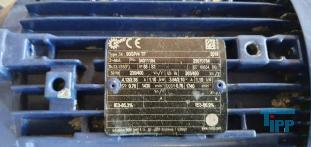Exzenterschneckenpumpen: auch PCP (progressing cavity pump) genannt, sind Pumpen zur Frderung einer Vielzahl von Medien, insbesondere von dickflssigen, hochviskosen und abrasiven Medien wie zum Beispiel Schlmmen, Glle und Fetten.
Funktionsweise: Bei einer Exzenterschneckenpumpe dreht sich der angetriebene, schneckenfrmige Rotor um seine Achse und vollfhrt dabei eine exzentrische Drehbewegung in einem entsprechend geformten Gehuse, dem Stator. Der Rotor besteht dabei blicherweise aus einem hoch abriebfesten Material wie zum Beispiel Stahl. Der Stator hingegen besteht aus einem elastischen Material, zum Beispiel Gummi. Durch die spezielle Formgebung von Rotor und Stator entstehen zwischen Rotor und Stator abgedichtete Hohlrume, die sich bei Drehung des Rotors axial fortbewegen und das Medium frdern. Die Frdermenge ist dabei direkt proportional zum Drehwinkel des Rotors. Durch Variation der Steigungszahl kann der erzielte Druck in weiten Bereichen variiert werden. Erfinder dieser Pumpentechnik ist Professor Ren Moineau, der im Jahr 1930 seine Erfindung zum Patent anmeldete und in seiner Dissertation 1939 vertiefte. Nach ihm wird diese Technik auch Moineau-Prinzip genannt.

Die Form der Hohlrume ist dabei konstant, so dass das Frdermedium nicht gequetscht wird. Dadurch eignen sich diese Pumpen auch fr Emulsionen, die sich bei Quetschung leicht in ihre Phasen trennen wrden, wie z. B. Sahne.

Umgekehrt verhindert die schonende Frderung das Emulgieren miteinander gefrderter Medien wie z.B. in Bilgenwasser-Entleranlagen, in denen man das l nach der Frderung vom Wasser trennen will.

Ein besonderer Vorteil besteht darin, dass Exzenterschneckenpumpen kontinuierlich frdern, was sie fr die Verwendung in Vergussanlagen geeignet macht, auch fr hochviskose und abrasive Medien. Ebenfalls eignen sie sich als Bestandteile von Fassfolgeplattenpumpen.
Verwendung: Exzenterschneckenpumpen haben einen ausgesprochen weiten Anwendungsbereich. Durch ihren extrem einfachen Aufbau mit einer sehr geringen Anzahl von bewegten Teilen eigenen sie sich auch fr den Einsatz in sehr rauem Umfeld. Das Verschleiteil - der Stator - kann mit wenigen Handgriffen ausgetauscht werden.
Quelle: www.wikipedia.org
