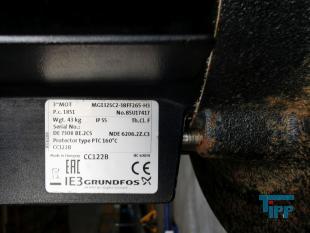 Kreiselpumpe:
Eine Kreiselpumpe ist eine Strmungsmaschine zur Energieerhhung mittels eines rotierenden Laufrads. Sie dient der Frderung von Flssigkeiten (im Folgenden: Wasser genannt), meist durch eine Rohrleitung. Wasser, das in die Pumpe eintritt, wird vom rotierenden Pumpenrad mitgerissen und zunchst auf eine Kreisbahn gezwungen. Auf dieser Bahn strmt das durch Impulsbertragung beschleunigte Fluid radial nach auen, wo es durch den Ablauf abfliet. Durch Erweiterung des Rohrquerschnitts kann die erhhte Geschwindigkeit (v) proportional in Druck (p) umgewandelt werden (p1*v1=p2*v2) (Bernoulli). Diese Arbeitsweise nennt man hydrodynamisches Frderprinzip.

Diese Arbeitsweise lsst sich kurz verdeutlichen: Rhrt man mit einem Lffel in einem mit Wasser gefllten Glas, so sinkt der Druck im Zentrum und die Flssigkeit steigt am Rand des Glases durch den dort herrschenden hheren Druck nach oben. Je schneller man rhrt, desto hher steigt die Flssigkeit. hnlich diesem Prinzip erreicht man bei einer Kreiselpumpe durch eine hhere Drehzahl oder einem greren Laufraddurchmesser eine grere Frderhhe.

Die zu frdernde Flssigkeit kann bei den Kreiselpumpen entweder hauptschlich quer zur Achse des Antriebs bewegt werden (radiale Strmung) oder in Richtung der Achse (axiale Strmung, beispielsweise bei den Propellerpumpen). Bei entsprechender Gestaltung von Laufrad und Gehuse knnen auch mit Feststoffen vermischte Flssigkeiten (z.B. Abwasser) gefrdert werden. Eine Mazahl der zulssigen Feststoffgre ist der so genannte Kugeldurchgang, angegeben als maximaler Durchmesser der Kugel, die die Pumpe passieren knnte.

Die Kennlinie einer Kreiselpumpe beschreibt den Zusammenhang zwischen Druckerhhung und Frdermenge. Der grte Druck wird normalerweise bei Menge Null erzeugt. Praktisch bedeutet das einen verschlossenen Ablauf. Kombiniert mit der Kennlinie des angeschlossenen Rohrnetzes ergibt sich der Arbeitspunkt als Schnittpunkt von Pumpen- und Rohrnetzkennlinie. Durch Hintereinanderschaltung mehrerer Kreiselpumpen erhht sich der Frderduck, durch Parallelschaltung die erzielbare Frdermenge. Drehzahlnderungen der Pumpen verndern sowohl die Frdermenge als auch den Druck und damit die Leistungsaufnahme (effizienteste Regelungsart).

Standard-Kreiselpumpen sind normalsaugend, d.h. Pumpe und Saugleitung mssen stets mit Medium gefllt sein. Gert whrend des Betriebs mehr Luft als die kritische Menge (Radialkreiselpumpe 8-10 Vol. %) in die Saugleitung, bricht die Frderung in der Regel zusammen. Es gibt besondere Konstruktionen wie Zellensplpumpen oder Jetpumpen, die, wenn sie gefllt sind, die Saugleitung selbstndig entlften knnen. Eine besondere Kreiselpumpe ist die Seitenkanalpumpe, eine selbstansaugende Kreiselpumpe, die bis zu 100 Vol% Gasanteil frdern kann, solange ein Rest Fluid in der Maschine verbleibt, der einen Flssigkeitsring bildet. Die Fachgemeinschaft Pumpen und Verdichter im VDMA verzeichnet ber 400 verschiedene Pumpenkonstruktionen. Die meisten Pumpen sind Kreiselpumpen.

Die Einteilung der Kreiselpumpen erfolgt nach der Form der Laufrder, Stufenzahl, Gehuseaufbau, Antrieb oder auch Frdermedium. So werden bei der Laufradform z.B. das Radialrad, Radialrad mit axial vorgezogenen Schaufeln, Halbaxialrad, Halbaxialrad mit einstellbaren Schaufeln, Axialrad oder Sonderformen unterschieden. Die Radialrder werden zustzlich nach offenen und geschlossenen Laufrdern unterteilt. Bei einem geschlossenen Laufrad wird die Laufradschaufel auf beiden Seiten mit je einer Scheibe verbunden. Dies erhht den hydraulischen Wirkungsgrad und stabilisiert das Rad. Aufgrund dieser Vorteile ist es das meist eingesetzte Laufrad. Allerdings knnen Luftblasen nur schlecht mitgefrdert werden. Diese sammeln sich durch die Fliehkrfte im Zentrum und verstopfen das Laufrad.

Als Antrieb der Kreiselpumpen wird meist ein Elektromotor verwendet. Je nach Einsatzort und Leistungsbereich werden Synchromotoren (bis ca. 10 MW), Drehstrommotoren (bis ca. 12 MW) oder Einphasen-Wechselstrommotoren (bis ca. 1 kW) eingesetzt.
Wegen ihrer einfachen und robusten Bauart sind Kreiselpumpen weit verbreitet. Meistens finden sich Ausfhrungen als ein- oder mehrstufige Pumpen zur Trockenaufstellung oder als Tauchmotorpumpe, entweder fr den mobilen oder stationren Einsatz. Verwendung finden Kreiselpumpen im Anlagen- und Maschinenbau, zur Wasserversorgung in Wasserwerken und Bewsserungssystemen, zur Entwsserung von Bergwerken und Gruben oder als Umwlzpumpen in Heiz- und Khlsystemen. Typische Anwendungen sind Entleerung von Kellern und Garagen bei berflutung, Bewsserung von Feldern in der Landwirtschaft, Fllen und Leeren von Tanks oder Vorratsbehltern sowie Abpumpen von Schmutzwasser.
Quelle: www.wikipedia.org