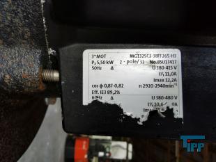 Kreiselpumpe:
Eine Kreiselpumpe ist eine Strmungsmaschine zur Energieerhhung mittels eines rotierenden Laufrads. Sie dient der Frderung von Flssigkeiten (im Folgenden: Wasser genannt), meist durch eine Rohrleitung. Wasser, das in die Pumpe eintritt, wird vom rotierenden Pumpenrad mitgerissen und zunchst auf eine Kreisbahn gezwungen. Auf dieser Bahn strmt das durch Impulsbertragung beschleunigte Fluid radial nach auen, wo es durch den Ablauf abfliet. Durch Erweiterung des Rohrquerschnitts kann die erhhte Geschwindigkeit (v) proportional in Druck (p) umgewandelt werden (p1*v1=p2*v2) (Bernoulli). Diese Arbeitsweise nennt man hydrodynamisches Frderprinzip.

Diese Arbeitsweise lsst sich kurz verdeutlichen: Rhrt man mit einem Lffel in einem mit Wasser gefllten Glas, so sinkt der Druck im Zentrum und die Flssigkeit steigt am Rand des Glases durch den dort herrschenden hheren Druck nach oben. Je schneller man rhrt, desto hher steigt die Flssigkeit. hnlich diesem Prinzip erreicht man bei einer Kreiselpumpe durch eine hhere Drehzahl oder einem greren Laufraddurchmesser eine grere Frderhhe.

Die zu frdernde Flssigkeit kann bei den Kreiselpumpen entweder hauptschlich quer zur Achse des Antriebs bewegt werden (radiale Strmung) oder in Richtung der Achse (axiale Strmung, beispielsweise bei den Propellerpumpen). Bei entsprechender Gestaltung von Laufrad und Gehuse knnen auch mit Feststoffen vermischte Flssigkeiten (z.B. Abwasser) gefrdert werden. Eine Mazahl der zulssigen Feststoffgre ist der so genannte Kugeldurchgang, angegeben als maximaler Durchmesser der Kugel, die die Pumpe passieren knnte.

Die Kennlinie einer Kreiselpumpe beschreibt den Zusammenhang zwischen Druckerhhung und Frdermenge. Der grte Druck wird normalerweise bei Menge Null erzeugt. Praktisch bedeutet das einen verschlossenen Ablauf. Kombiniert mit der Kennlinie des angeschlossenen Rohrnetzes ergibt sich der Arbeitspunkt als Schnittpunkt von Pumpen- und Rohrnetzkennlinie. Durch Hintereinanderschaltung mehrerer Kreiselpumpen erhht sich der Frderduck, durch Parallelschaltung die erzielbare Frdermenge. Drehzahlnderungen der Pumpen verndern sowohl die Frdermenge als auch den Druck und damit die Leistungsaufnahme (effizienteste Regelungsart).

Standard-Kreiselpumpen sind normalsaugend, d.h. Pumpe und Saugleitung mssen stets mit Medium gefllt sein. Gert whrend des Betriebs mehr Luft als die kritische Menge (Radialkreiselpumpe 8-10 Vol. %) in die Saugleitung, bricht die Frderung in der Regel zusammen. Es gibt besondere Konstruktionen wie Zellensplpumpen oder Jetpumpen, die, wenn sie gefllt sind, die Saugleitung selbstndig entlften knnen. Eine besondere Kreiselpumpe ist die Seitenkanalpumpe, eine selbstansaugende Kreiselpumpe, die bis zu 100 Vol% Gasanteil frdern kann, solange ein Rest Fluid in der Maschine verbleibt, der einen Flssigkeitsring bildet. Die Fachgemeinschaft Pumpen und Verdichter im VDMA verzeichnet ber 400 verschiedene Pumpenkonstruktionen. Die meisten Pumpen sind Kreiselpumpen.

Die Einteilung der Kreiselpumpen erfolgt nach der Form der Laufrder, Stufenzahl, Gehuseaufbau, Antrieb oder auch Frdermedium. So werden bei der Laufradform z.B. das Radialrad, Radialrad mit axial vorgezogenen Schaufeln, Halbaxialrad, Halbaxialrad mit einstellbaren Schaufeln, Axialrad oder Sonderformen unterschieden. Die Radialrder werden zustzlich nach offenen und geschlossenen Laufrdern unterteilt. Bei einem geschlossenen Laufrad wird die Laufradschaufel auf beiden Seiten mit je einer Scheibe verbunden. Dies erhht den hydraulischen Wirkungsgrad und stabilisiert das Rad. Aufgrund dieser Vorteile ist es das meist eingesetzte Laufrad. Allerdings knnen Luftblasen nur schlecht mitgefrdert werden. Diese sammeln sich durch die Fliehkrfte im Zentrum und verstopfen das Laufrad.

Als Antrieb der Kreiselpumpen wird meist ein Elektromotor verwendet. Je nach Einsatzort und Leistungsbereich werden Synchromotoren (bis ca. 10 MW), Drehstrommotoren (bis ca. 12 MW) oder Einphasen-Wechselstrommotoren (bis ca. 1 kW) eingesetzt.
Wegen ihrer einfachen und robusten Bauart sind Kreiselpumpen weit verbreitet. Meistens finden sich Ausfhrungen als ein- oder mehrstufige Pumpen zur Trockenaufstellung oder als Tauchmotorpumpe, entweder fr den mobilen oder stationren Einsatz. Verwendung finden Kreiselpumpen im Anlagen- und Maschinenbau, zur Wasserversorgung in Wasserwerken und Bewsserungssystemen, zur Entwsserung von Bergwerken und Gruben oder als Umwlzpumpen in Heiz- und Khlsystemen. Typische Anwendungen sind Entleerung von Kellern und Garagen bei berflutung, Bewsserung von Feldern in der Landwirtschaft, Fllen und Leeren von Tanks oder Vorratsbehltern sowie Abpumpen von Schmutzwasser.
Quelle: www.wikipedia.org
