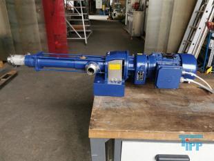 Exzenterschneckenpumpen: auch PCP (progressing cavity pump) genannt, sind Pumpen zur Frderung einer Vielzahl von Medien, insbesondere von dickflssigen, hochviskosen und abrasiven Medien wie zum Beispiel Schlmmen, Glle und Fetten.
Funktionsweise: Bei einer Exzenterschneckenpumpe dreht sich der angetriebene, schneckenfrmige Rotor um seine Achse und vollfhrt dabei eine exzentrische Drehbewegung in einem entsprechend geformten Gehuse, dem Stator. Der Rotor besteht dabei blicherweise aus einem hoch abriebfesten Material wie zum Beispiel Stahl. Der Stator hingegen besteht aus einem elastischen Material, zum Beispiel Gummi. Durch die spezielle Formgebung von Rotor und Stator entstehen zwischen Rotor und Stator abgedichtete Hohlrume, die sich bei Drehung des Rotors axial fortbewegen und das Medium frdern. Die Frdermenge ist dabei direkt proportional zum Drehwinkel des Rotors. Durch Variation der Steigungszahl kann der erzielte Druck in weiten Bereichen variiert werden. Erfinder dieser Pumpentechnik ist Professor Ren Moineau, der im Jahr 1930 seine Erfindung zum Patent anmeldete und in seiner Dissertation 1939 vertiefte. Nach ihm wird diese Technik auch Moineau-Prinzip genannt.

Die Form der Hohlrume ist dabei konstant, so dass das Frdermedium nicht gequetscht wird. Dadurch eignen sich diese Pumpen auch fr Emulsionen, die sich bei Quetschung leicht in ihre Phasen trennen wrden, wie z. B. Sahne.

Umgekehrt verhindert die schonende Frderung das Emulgieren miteinander gefrderter Medien wie z.B. in Bilgenwasser-Entleranlagen, in denen man das l nach der Frderung vom Wasser trennen will.

Ein besonderer Vorteil besteht darin, dass Exzenterschneckenpumpen kontinuierlich frdern, was sie fr die Verwendung in Vergussanlagen geeignet macht, auch fr hochviskose und abrasive Medien. Ebenfalls eignen sie sich als Bestandteile von Fassfolgeplattenpumpen.
Verwendung: Exzenterschneckenpumpen haben einen ausgesprochen weiten Anwendungsbereich. Durch ihren extrem einfachen Aufbau mit einer sehr geringen Anzahl von bewegten Teilen eigenen sie sich auch fr den Einsatz in sehr rauem Umfeld. Das Verschleiteil - der Stator - kann mit wenigen Handgriffen ausgetauscht werden.
Quelle: www.wikipedia.org