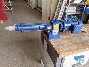 Exzenterschneckenpumpen: auch PCP (progressing cavity pump) genannt, sind Pumpen zur Frderung einer Vielzahl von Medien, insbesondere von dickflssigen, hochviskosen und abrasiven Medien wie zum Beispiel Schlmmen, Glle und Fetten.
Funktionsweise: Bei einer Exzenterschneckenpumpe dreht sich der angetriebene, schneckenfrmige Rotor um seine Achse und vollfhrt dabei eine exzentrische Drehbewegung in einem entsprechend geformten Gehuse, dem Stator. Der Rotor besteht dabei blicherweise aus einem hoch abriebfesten Material wie zum Beispiel Stahl. Der Stator hingegen besteht aus einem elastischen Material, zum Beispiel Gummi. Durch die spezielle Formgebung von Rotor und Stator entstehen zwischen Rotor und Stator abgedichtete Hohlrume, die sich bei Drehung des Rotors axial fortbewegen und das Medium frdern. Die Frdermenge ist dabei direkt proportional zum Drehwinkel des Rotors. Durch Variation der Steigungszahl kann der erzielte Druck in weiten Bereichen variiert werden. Erfinder dieser Pumpentechnik ist Professor Ren Moineau, der im Jahr 1930 seine Erfindung zum Patent anmeldete und in seiner Dissertation 1939 vertiefte. Nach ihm wird diese Technik auch Moineau-Prinzip genannt.

Die Form der Hohlrume ist dabei konstant, so dass das Frdermedium nicht gequetscht wird. Dadurch eignen sich diese Pumpen auch fr Emulsionen, die sich bei Quetschung leicht in ihre Phasen trennen wrden, wie z. B. Sahne.

Umgekehrt verhindert die schonende Frderung das Emulgieren miteinander gefrderter Medien wie z.B. in Bilgenwasser-Entleranlagen, in denen man das l nach der Frderung vom Wasser trennen will.

Ein besonderer Vorteil besteht darin, dass Exzenterschneckenpumpen kontinuierlich frdern, was sie fr die Verwendung in Vergussanlagen geeignet macht, auch fr hochviskose und abrasive Medien. Ebenfalls eignen sie sich als Bestandteile von Fassfolgeplattenpumpen.
Verwendung: Exzenterschneckenpumpen haben einen ausgesprochen weiten Anwendungsbereich. Durch ihren extrem einfachen Aufbau mit einer sehr geringen Anzahl von bewegten Teilen eigenen sie sich auch fr den Einsatz in sehr rauem Umfeld. Das Verschleiteil - der Stator - kann mit wenigen Handgriffen ausgetauscht werden.
Quelle: www.wikipedia.org
