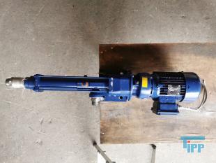 Exzenterschneckenpumpen: auch PCP (progressing cavity pump) genannt, sind Pumpen zur Frderung einer Vielzahl von Medien, insbesondere von dickflssigen, hochviskosen und abrasiven Medien wie zum Beispiel Schlmmen, Glle und Fetten.
Funktionsweise: Bei einer Exzenterschneckenpumpe dreht sich der angetriebene, schneckenfrmige Rotor um seine Achse und vollfhrt dabei eine exzentrische Drehbewegung in einem entsprechend geformten Gehuse, dem Stator. Der Rotor besteht dabei blicherweise aus einem hoch abriebfesten Material wie zum Beispiel Stahl. Der Stator hingegen besteht aus einem elastischen Material, zum Beispiel Gummi. Durch die spezielle Formgebung von Rotor und Stator entstehen zwischen Rotor und Stator abgedichtete Hohlrume, die sich bei Drehung des Rotors axial fortbewegen und das Medium frdern. Die Frdermenge ist dabei direkt proportional zum Drehwinkel des Rotors. Durch Variation der Steigungszahl kann der erzielte Druck in weiten Bereichen variiert werden. Erfinder dieser Pumpentechnik ist Professor Ren Moineau, der im Jahr 1930 seine Erfindung zum Patent anmeldete und in seiner Dissertation 1939 vertiefte. Nach ihm wird diese Technik auch Moineau-Prinzip genannt.

Die Form der Hohlrume ist dabei konstant, so dass das Frdermedium nicht gequetscht wird. Dadurch eignen sich diese Pumpen auch fr Emulsionen, die sich bei Quetschung leicht in ihre Phasen trennen wrden, wie z. B. Sahne.

Umgekehrt verhindert die schonende Frderung das Emulgieren miteinander gefrderter Medien wie z.B. in Bilgenwasser-Entleranlagen, in denen man das l nach der Frderung vom Wasser trennen will.

Ein besonderer Vorteil besteht darin, dass Exzenterschneckenpumpen kontinuierlich frdern, was sie fr die Verwendung in Vergussanlagen geeignet macht, auch fr hochviskose und abrasive Medien. Ebenfalls eignen sie sich als Bestandteile von Fassfolgeplattenpumpen.
Verwendung: Exzenterschneckenpumpen haben einen ausgesprochen weiten Anwendungsbereich. Durch ihren extrem einfachen Aufbau mit einer sehr geringen Anzahl von bewegten Teilen eigenen sie sich auch fr den Einsatz in sehr rauem Umfeld. Das Verschleiteil - der Stator - kann mit wenigen Handgriffen ausgetauscht werden.
Quelle: www.wikipedia.org