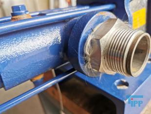 Exzenterschneckenpumpen: auch PCP (progressing cavity pump) genannt, sind Pumpen zur Frderung einer Vielzahl von Medien, insbesondere von dickflssigen, hochviskosen und abrasiven Medien wie zum Beispiel Schlmmen, Glle und Fetten.
Funktionsweise: Bei einer Exzenterschneckenpumpe dreht sich der angetriebene, schneckenfrmige Rotor um seine Achse und vollfhrt dabei eine exzentrische Drehbewegung in einem entsprechend geformten Gehuse, dem Stator. Der Rotor besteht dabei blicherweise aus einem hoch abriebfesten Material wie zum Beispiel Stahl. Der Stator hingegen besteht aus einem elastischen Material, zum Beispiel Gummi. Durch die spezielle Formgebung von Rotor und Stator entstehen zwischen Rotor und Stator abgedichtete Hohlrume, die sich bei Drehung des Rotors axial fortbewegen und das Medium frdern. Die Frdermenge ist dabei direkt proportional zum Drehwinkel des Rotors. Durch Variation der Steigungszahl kann der erzielte Druck in weiten Bereichen variiert werden. Erfinder dieser Pumpentechnik ist Professor Ren Moineau, der im Jahr 1930 seine Erfindung zum Patent anmeldete und in seiner Dissertation 1939 vertiefte. Nach ihm wird diese Technik auch Moineau-Prinzip genannt.

Die Form der Hohlrume ist dabei konstant, so dass das Frdermedium nicht gequetscht wird. Dadurch eignen sich diese Pumpen auch fr Emulsionen, die sich bei Quetschung leicht in ihre Phasen trennen wrden, wie z. B. Sahne.

Umgekehrt verhindert die schonende Frderung das Emulgieren miteinander gefrderter Medien wie z.B. in Bilgenwasser-Entleranlagen, in denen man das l nach der Frderung vom Wasser trennen will.

Ein besonderer Vorteil besteht darin, dass Exzenterschneckenpumpen kontinuierlich frdern, was sie fr die Verwendung in Vergussanlagen geeignet macht, auch fr hochviskose und abrasive Medien. Ebenfalls eignen sie sich als Bestandteile von Fassfolgeplattenpumpen.
Verwendung: Exzenterschneckenpumpen haben einen ausgesprochen weiten Anwendungsbereich. Durch ihren extrem einfachen Aufbau mit einer sehr geringen Anzahl von bewegten Teilen eigenen sie sich auch fr den Einsatz in sehr rauem Umfeld. Das Verschleiteil - der Stator - kann mit wenigen Handgriffen ausgetauscht werden.
Quelle: www.wikipedia.org