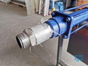 Exzenterschneckenpumpen: auch PCP (progressing cavity pump) genannt, sind Pumpen zur Frderung einer Vielzahl von Medien, insbesondere von dickflssigen, hochviskosen und abrasiven Medien wie zum Beispiel Schlmmen, Glle und Fetten.
Funktionsweise: Bei einer Exzenterschneckenpumpe dreht sich der angetriebene, schneckenfrmige Rotor um seine Achse und vollfhrt dabei eine exzentrische Drehbewegung in einem entsprechend geformten Gehuse, dem Stator. Der Rotor besteht dabei blicherweise aus einem hoch abriebfesten Material wie zum Beispiel Stahl. Der Stator hingegen besteht aus einem elastischen Material, zum Beispiel Gummi. Durch die spezielle Formgebung von Rotor und Stator entstehen zwischen Rotor und Stator abgedichtete Hohlrume, die sich bei Drehung des Rotors axial fortbewegen und das Medium frdern. Die Frdermenge ist dabei direkt proportional zum Drehwinkel des Rotors. Durch Variation der Steigungszahl kann der erzielte Druck in weiten Bereichen variiert werden. Erfinder dieser Pumpentechnik ist Professor Ren Moineau, der im Jahr 1930 seine Erfindung zum Patent anmeldete und in seiner Dissertation 1939 vertiefte. Nach ihm wird diese Technik auch Moineau-Prinzip genannt.

Die Form der Hohlrume ist dabei konstant, so dass das Frdermedium nicht gequetscht wird. Dadurch eignen sich diese Pumpen auch fr Emulsionen, die sich bei Quetschung leicht in ihre Phasen trennen wrden, wie z. B. Sahne.

Umgekehrt verhindert die schonende Frderung das Emulgieren miteinander gefrderter Medien wie z.B. in Bilgenwasser-Entleranlagen, in denen man das l nach der Frderung vom Wasser trennen will.

Ein besonderer Vorteil besteht darin, dass Exzenterschneckenpumpen kontinuierlich frdern, was sie fr die Verwendung in Vergussanlagen geeignet macht, auch fr hochviskose und abrasive Medien. Ebenfalls eignen sie sich als Bestandteile von Fassfolgeplattenpumpen.
Verwendung: Exzenterschneckenpumpen haben einen ausgesprochen weiten Anwendungsbereich. Durch ihren extrem einfachen Aufbau mit einer sehr geringen Anzahl von bewegten Teilen eigenen sie sich auch fr den Einsatz in sehr rauem Umfeld. Das Verschleiteil - der Stator - kann mit wenigen Handgriffen ausgetauscht werden.
Quelle: www.wikipedia.org