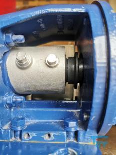 Exzenterschneckenpumpen: auch PCP (progressing cavity pump) genannt, sind Pumpen zur Frderung einer Vielzahl von Medien, insbesondere von dickflssigen, hochviskosen und abrasiven Medien wie zum Beispiel Schlmmen, Glle und Fetten.
Funktionsweise: Bei einer Exzenterschneckenpumpe dreht sich der angetriebene, schneckenfrmige Rotor um seine Achse und vollfhrt dabei eine exzentrische Drehbewegung in einem entsprechend geformten Gehuse, dem Stator. Der Rotor besteht dabei blicherweise aus einem hoch abriebfesten Material wie zum Beispiel Stahl. Der Stator hingegen besteht aus einem elastischen Material, zum Beispiel Gummi. Durch die spezielle Formgebung von Rotor und Stator entstehen zwischen Rotor und Stator abgedichtete Hohlrume, die sich bei Drehung des Rotors axial fortbewegen und das Medium frdern. Die Frdermenge ist dabei direkt proportional zum Drehwinkel des Rotors. Durch Variation der Steigungszahl kann der erzielte Druck in weiten Bereichen variiert werden. Erfinder dieser Pumpentechnik ist Professor Ren Moineau, der im Jahr 1930 seine Erfindung zum Patent anmeldete und in seiner Dissertation 1939 vertiefte. Nach ihm wird diese Technik auch Moineau-Prinzip genannt.

Die Form der Hohlrume ist dabei konstant, so dass das Frdermedium nicht gequetscht wird. Dadurch eignen sich diese Pumpen auch fr Emulsionen, die sich bei Quetschung leicht in ihre Phasen trennen wrden, wie z. B. Sahne.

Umgekehrt verhindert die schonende Frderung das Emulgieren miteinander gefrderter Medien wie z.B. in Bilgenwasser-Entleranlagen, in denen man das l nach der Frderung vom Wasser trennen will.

Ein besonderer Vorteil besteht darin, dass Exzenterschneckenpumpen kontinuierlich frdern, was sie fr die Verwendung in Vergussanlagen geeignet macht, auch fr hochviskose und abrasive Medien. Ebenfalls eignen sie sich als Bestandteile von Fassfolgeplattenpumpen.
Verwendung: Exzenterschneckenpumpen haben einen ausgesprochen weiten Anwendungsbereich. Durch ihren extrem einfachen Aufbau mit einer sehr geringen Anzahl von bewegten Teilen eigenen sie sich auch fr den Einsatz in sehr rauem Umfeld. Das Verschleiteil - der Stator - kann mit wenigen Handgriffen ausgetauscht werden.
Quelle: www.wikipedia.org