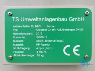 Filtration, Filtern:
(filtration) Filtern ist ein mechanisches Trennverfahren, um eine Suspension in seine Bestandteile Feststoff und Flssigkeit zu trennen. Als Filtermaterial wird z.B. Quarzsand verwendet. Besondere Bedeutung kommt der Aktivkohle zu. 

Je nach Fliegeschwindigkeit des Wassers im Filter wird zwischen

    * Langsamfiltern (meist 0,1 bis 0,2 m/h) und 
    * Schnellfiltern (z. B. 15 m/h)

unterschieden.

Aufgrund ihres groen Flchenbedarfs werden Langsamfilter seltener gebaut. Schnellfilter gibt es mit offenen Becken oder mit geschlossenen Kesseln. Bei der Reinigung werden sie mit Wasser und/oder Luft rckgesplt. Um die Raumwirkung zu vergrern und die Laufzeit zwischen zwei Splungen zu verlngern, werden Schnellfilter hufig als Mehrschichtfilter ausgefhrt. 

Beim Zweischichtfilter beispielsweise besteht die obere Schicht aus einem leichteren Material grberer Krnung (z. B. Filterkohle, Blhton, Blhschiefer oder Bims) und die untere Schicht aus einem schwereren Material feinerer Krnung (in der Regel Quarzsand).

Filtrationsverfahren werden u.a. eingesetzt, um hohen Anforderungen an die Feststofffreiheit im Abwasser gerecht zu werden. Dabei erfolgt die Trennung von Partikel und Flssigkeit durch eine Druckdifferenz zwischen den beiden Seiten des Filters, welche den Wassertransport durch den Filter ermglicht. Whrend des Filtervorganges werden die Feststoffe im Filter verdichtet und verringern somit das Porenvolumen, wodurch sich sowohl der Filterwiderstand als auch die Filtratqualitt verndern. Sobald der zulssige Filterwiderstand erreicht ist, muss der Filter rckgesplt und von den Feststoffen befreit werden.

Gelste Verbindungen knnen dagegen in herkmmlichen Filtern nicht abgetrennt werden. Eine Ausnahme bildet allerdings die Biofiltration, wobei der Filter gleichermaen als Nhrstoff fr Bakterien dient und somit eine Mglichkeit des aeroben Abbaus bereits gelster organischer Verbindungen darstellt. 
Quelle: www.wasser-wissen.de
Filterhilfsmittel, Filtrationshilfsmittel:
Filterhilfsmittel werden einem Filtrationsprozess hinzugegeben, um die Filtration zu ermglichen, erleichtern bzw. zu beschleunigen. 

Sie haben bei der Filtration die Aufgabe, 

    * Suspensionen mit nur wenig Feststoffanteil die Bildung eines Filterkuchens zu ermglichen oder 
    * bei schleimigen Feststoffen den sich sonst daraus bildenden zu dichten und schwer durchlssigen Filterkuchen aufzulockern. 

Filterhilfsmittel werden entweder der zu filtrierenden Suspension unmittelbar zugesetzt oder vor der Filtration als Hilfsschicht auf dem Filter gebildet. Die gebruchlichsten Filterhilfsmittel sind Zellulose, Kieselgel, Kieselgur, Holzkohle u. Holzmehl. Sie wirken alle physikalisch-mechanisch und verndern nicht die chemische Zusammensetzung der Flssigkeit zumal sie weitestgehend unlslich sind

Bei schwierigen Klrfiltrationen werden auch dem Filtrationsprozess von Abwssern Hilfsmittel zugegeben. Vor allem bei Abwssern wird versucht, sehr feine Teilchen durch Zugabe von Flockungshilfsmittel zu agglomerieren, worauf sich diese dann leichter abtrennen lassen. Da diese den Filterprozess erleichtern knnen, werden sie in manchen Fllen flschlicherweise auch als Filterhilfsmittel bezeichnet.
Quelle: www.wassert-wissen.de