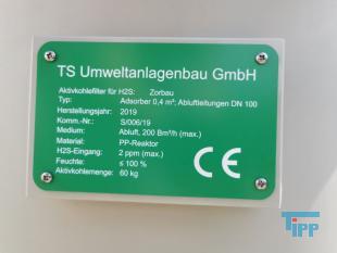 Filtration, Filtern:
(filtration) Filtern ist ein mechanisches Trennverfahren, um eine Suspension in seine Bestandteile Feststoff und Flssigkeit zu trennen. Als Filtermaterial wird z.B. Quarzsand verwendet. Besondere Bedeutung kommt der Aktivkohle zu. 

Je nach Fliegeschwindigkeit des Wassers im Filter wird zwischen

    * Langsamfiltern (meist 0,1 bis 0,2 m/h) und 
    * Schnellfiltern (z. B. 15 m/h)

unterschieden.

Aufgrund ihres groen Flchenbedarfs werden Langsamfilter seltener gebaut. Schnellfilter gibt es mit offenen Becken oder mit geschlossenen Kesseln. Bei der Reinigung werden sie mit Wasser und/oder Luft rckgesplt. Um die Raumwirkung zu vergrern und die Laufzeit zwischen zwei Splungen zu verlngern, werden Schnellfilter hufig als Mehrschichtfilter ausgefhrt. 

Beim Zweischichtfilter beispielsweise besteht die obere Schicht aus einem leichteren Material grberer Krnung (z. B. Filterkohle, Blhton, Blhschiefer oder Bims) und die untere Schicht aus einem schwereren Material feinerer Krnung (in der Regel Quarzsand).

Filtrationsverfahren werden u.a. eingesetzt, um hohen Anforderungen an die Feststofffreiheit im Abwasser gerecht zu werden. Dabei erfolgt die Trennung von Partikel und Flssigkeit durch eine Druckdifferenz zwischen den beiden Seiten des Filters, welche den Wassertransport durch den Filter ermglicht. Whrend des Filtervorganges werden die Feststoffe im Filter verdichtet und verringern somit das Porenvolumen, wodurch sich sowohl der Filterwiderstand als auch die Filtratqualitt verndern. Sobald der zulssige Filterwiderstand erreicht ist, muss der Filter rckgesplt und von den Feststoffen befreit werden.

Gelste Verbindungen knnen dagegen in herkmmlichen Filtern nicht abgetrennt werden. Eine Ausnahme bildet allerdings die Biofiltration, wobei der Filter gleichermaen als Nhrstoff fr Bakterien dient und somit eine Mglichkeit des aeroben Abbaus bereits gelster organischer Verbindungen darstellt. 
Quelle: www.wasser-wissen.de
Filterhilfsmittel, Filtrationshilfsmittel:
Filterhilfsmittel werden einem Filtrationsprozess hinzugegeben, um die Filtration zu ermglichen, erleichtern bzw. zu beschleunigen. 

Sie haben bei der Filtration die Aufgabe, 

    * Suspensionen mit nur wenig Feststoffanteil die Bildung eines Filterkuchens zu ermglichen oder 
    * bei schleimigen Feststoffen den sich sonst daraus bildenden zu dichten und schwer durchlssigen Filterkuchen aufzulockern. 

Filterhilfsmittel werden entweder der zu filtrierenden Suspension unmittelbar zugesetzt oder vor der Filtration als Hilfsschicht auf dem Filter gebildet. Die gebruchlichsten Filterhilfsmittel sind Zellulose, Kieselgel, Kieselgur, Holzkohle u. Holzmehl. Sie wirken alle physikalisch-mechanisch und verndern nicht die chemische Zusammensetzung der Flssigkeit zumal sie weitestgehend unlslich sind

Bei schwierigen Klrfiltrationen werden auch dem Filtrationsprozess von Abwssern Hilfsmittel zugegeben. Vor allem bei Abwssern wird versucht, sehr feine Teilchen durch Zugabe von Flockungshilfsmittel zu agglomerieren, worauf sich diese dann leichter abtrennen lassen. Da diese den Filterprozess erleichtern knnen, werden sie in manchen Fllen flschlicherweise auch als Filterhilfsmittel bezeichnet.
Quelle: www.wassert-wissen.de