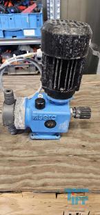 Dosierpumpe:Dosierpumpen kommen berall dort zum Einsatz, wo Flssigkeiten dosiert, d.h. mglichst genau mit einem definierten Volumen und in einer definierten Zeit einem Medium zugegeben werden sollen. 

Bei Dosierpumpen handelt es sich um oszillierende Verdrngerpumpen. Es wird ein definiertes Flssigkeitsvolumen beim Rckhub des Verdrngers eingesaugt und beim Druckhub in die Dosierleitung gedrckt. Die Frderleistung ist durch das Einstellen des Hubvolumens und der Dosierhbe pro Zeiteinheit vernderbar. So lsst sich eine gleich bleibend genaue und auch bei unterschiedlichen Gegendrcken konstante Dosierung erreichen.
Quelle: www.wasser-wissen.de