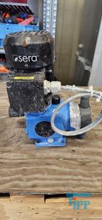 Dosierpumpe:Dosierpumpen kommen berall dort zum Einsatz, wo Flssigkeiten dosiert, d.h. mglichst genau mit einem definierten Volumen und in einer definierten Zeit einem Medium zugegeben werden sollen. 

Bei Dosierpumpen handelt es sich um oszillierende Verdrngerpumpen. Es wird ein definiertes Flssigkeitsvolumen beim Rckhub des Verdrngers eingesaugt und beim Druckhub in die Dosierleitung gedrckt. Die Frderleistung ist durch das Einstellen des Hubvolumens und der Dosierhbe pro Zeiteinheit vernderbar. So lsst sich eine gleich bleibend genaue und auch bei unterschiedlichen Gegendrcken konstante Dosierung erreichen.
Quelle: www.wasser-wissen.de