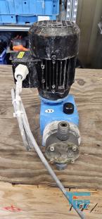 Dosierpumpe:Dosierpumpen kommen berall dort zum Einsatz, wo Flssigkeiten dosiert, d.h. mglichst genau mit einem definierten Volumen und in einer definierten Zeit einem Medium zugegeben werden sollen. 

Bei Dosierpumpen handelt es sich um oszillierende Verdrngerpumpen. Es wird ein definiertes Flssigkeitsvolumen beim Rckhub des Verdrngers eingesaugt und beim Druckhub in die Dosierleitung gedrckt. Die Frderleistung ist durch das Einstellen des Hubvolumens und der Dosierhbe pro Zeiteinheit vernderbar. So lsst sich eine gleich bleibend genaue und auch bei unterschiedlichen Gegendrcken konstante Dosierung erreichen.
Quelle: www.wasser-wissen.de