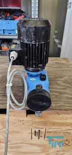 Dosierpumpe:Dosierpumpen kommen berall dort zum Einsatz, wo Flssigkeiten dosiert, d.h. mglichst genau mit einem definierten Volumen und in einer definierten Zeit einem Medium zugegeben werden sollen. 

Bei Dosierpumpen handelt es sich um oszillierende Verdrngerpumpen. Es wird ein definiertes Flssigkeitsvolumen beim Rckhub des Verdrngers eingesaugt und beim Druckhub in die Dosierleitung gedrckt. Die Frderleistung ist durch das Einstellen des Hubvolumens und der Dosierhbe pro Zeiteinheit vernderbar. So lsst sich eine gleich bleibend genaue und auch bei unterschiedlichen Gegendrcken konstante Dosierung erreichen.
Quelle: www.wasser-wissen.de