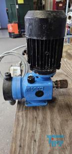 Dosierpumpe:Dosierpumpen kommen berall dort zum Einsatz, wo Flssigkeiten dosiert, d.h. mglichst genau mit einem definierten Volumen und in einer definierten Zeit einem Medium zugegeben werden sollen. 

Bei Dosierpumpen handelt es sich um oszillierende Verdrngerpumpen. Es wird ein definiertes Flssigkeitsvolumen beim Rckhub des Verdrngers eingesaugt und beim Druckhub in die Dosierleitung gedrckt. Die Frderleistung ist durch das Einstellen des Hubvolumens und der Dosierhbe pro Zeiteinheit vernderbar. So lsst sich eine gleich bleibend genaue und auch bei unterschiedlichen Gegendrcken konstante Dosierung erreichen.
Quelle: www.wasser-wissen.de