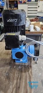 Dosierpumpe:Dosierpumpen kommen berall dort zum Einsatz, wo Flssigkeiten dosiert, d.h. mglichst genau mit einem definierten Volumen und in einer definierten Zeit einem Medium zugegeben werden sollen. 

Bei Dosierpumpen handelt es sich um oszillierende Verdrngerpumpen. Es wird ein definiertes Flssigkeitsvolumen beim Rckhub des Verdrngers eingesaugt und beim Druckhub in die Dosierleitung gedrckt. Die Frderleistung ist durch das Einstellen des Hubvolumens und der Dosierhbe pro Zeiteinheit vernderbar. So lsst sich eine gleich bleibend genaue und auch bei unterschiedlichen Gegendrcken konstante Dosierung erreichen.
Quelle: www.wasser-wissen.de