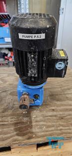 Dosierpumpe:Dosierpumpen kommen berall dort zum Einsatz, wo Flssigkeiten dosiert, d.h. mglichst genau mit einem definierten Volumen und in einer definierten Zeit einem Medium zugegeben werden sollen. 

Bei Dosierpumpen handelt es sich um oszillierende Verdrngerpumpen. Es wird ein definiertes Flssigkeitsvolumen beim Rckhub des Verdrngers eingesaugt und beim Druckhub in die Dosierleitung gedrckt. Die Frderleistung ist durch das Einstellen des Hubvolumens und der Dosierhbe pro Zeiteinheit vernderbar. So lsst sich eine gleich bleibend genaue und auch bei unterschiedlichen Gegendrcken konstante Dosierung erreichen.
Quelle: www.wasser-wissen.de