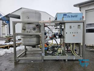 Verdampfer:
(evaporator) Verdampfer sind thermische Trennapparate zur Trennung von Komponenten aus einem Flssigkeitsgemisch mittels Verdampfung. Als Verdampfung wird der bergang einer Flssigkeit vom flssigen in den gas- bzw. dampffrmigen Zustand bezeichnet. 

Die Trennung kann dadurch erfolgen, dass die zu trennende Komponente verdampft und durch Kondensation zurck gewonnen wird (z.B. in einem Vakuumverdampfer) oder aber dadurch, dass ein gelster Stoff durch die Verdampfung des Lsemittels gewonnen werden soll (siehe auch Kristallisation). 
In der Regel werden zwei Grundprinzipien des Verdampfens unterschieden, die Oberflchenverdampfung und die Entspannungsverdampfung:

    * In Oberflchenverdampfern sind Heizraum und verdampfende Flssigkeit durch eine Wand getrennt, durch die die erforderliche Verdampfungswrme bertragen wird. Die Heizseite kann dabei ein Brennraum sein (z. B. Kraftwerkskessel) oder der Raum eines Wrmetauschers, in dem ein Wrmetrgermedium strmt.  
    * Im Gegensatz dazu wird bei der Entspannungsverdampfung (Flash-Verdampfung) ein flssiger Strom auf einen niedrigeren Druck gedrosselt. Dabei verdampft ein Teil der Flssigkeit, die sich dabei abkhlt. 

Je nach Anforderungen und bestehenden Bedingungen knnen diese Prozesse bei Umgebungsdruck, bei hheren Drcken oder auch im Vakuum (Vakuumverdampfer) erfolgen.

Der Gefahr der Ablagerung von Feststoffen auf den Heizflchen wird je nach Apparat mit unterschiedlichen Methoden entgegen getreten. Quelle:www.wasser-wissen.de
Eindampfung:
Die Eindampfung dient in erster Linie der Aufkonzentration von schwerflchtigen Bestandteilen im Rckstand. Dieses Verfahren ist immer dann einzusetzen, wenn die Abwasserinhaltstoffe mit Wasserdampf schwerflchtig sind. Bei leichtflchtigen Inhaltstoffen werden Strippverfahren gewhlt, bei denen gelste Gase aus Flssigkeiten mit Hilfe von Strippgasen (Dampf oder Inertgas) ausgetrieben werden. Bei der auch Gasphasenoxidation genannten Abwasserverbrennung werden in erster Linie organische Inhaltstoffe mit Sauerstoff chemisch oxidativ zerstrt und in CO2, H2O, SOx, NOx und Hx umgewandelt. Diese Verfahren gehren zu den technisch und energetisch aufwendigsten bei der Abwasserbehandlung. Extraktive Verfahren basieren darauf, dass mit organischen Lsungsmitteln Schadstoffe dem Abwasser entzogen werden. Die vier Phasen dieser Vorgnge sind:

 Durchmischung - Phasentrennung - Aufbereitung des Extraktes 

Weiterbehandlung des Abwassers

Bei den destillativen Verfahren werden Inhaltstoffe aus dem Abwasser thermisch ausgetrieben. Diese partielle Verdampfung bei erhhten Temperaturen basiert auf dem Henry-Daltonschen Gesetz. Gelste Gase werden mit Hilfe von Strippmedien (Luft, Dampf) aus Abwssern ausgetrieben. Quelle: www.wasser-wissen.de