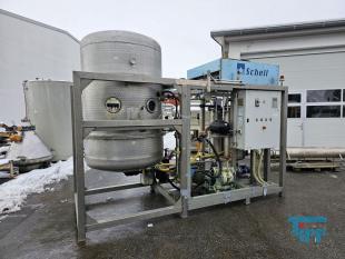 Verdampfer:
(evaporator) Verdampfer sind thermische Trennapparate zur Trennung von Komponenten aus einem Flssigkeitsgemisch mittels Verdampfung. Als Verdampfung wird der bergang einer Flssigkeit vom flssigen in den gas- bzw. dampffrmigen Zustand bezeichnet. 

Die Trennung kann dadurch erfolgen, dass die zu trennende Komponente verdampft und durch Kondensation zurck gewonnen wird (z.B. in einem Vakuumverdampfer) oder aber dadurch, dass ein gelster Stoff durch die Verdampfung des Lsemittels gewonnen werden soll (siehe auch Kristallisation). 
In der Regel werden zwei Grundprinzipien des Verdampfens unterschieden, die Oberflchenverdampfung und die Entspannungsverdampfung:

    * In Oberflchenverdampfern sind Heizraum und verdampfende Flssigkeit durch eine Wand getrennt, durch die die erforderliche Verdampfungswrme bertragen wird. Die Heizseite kann dabei ein Brennraum sein (z. B. Kraftwerkskessel) oder der Raum eines Wrmetauschers, in dem ein Wrmetrgermedium strmt.  
    * Im Gegensatz dazu wird bei der Entspannungsverdampfung (Flash-Verdampfung) ein flssiger Strom auf einen niedrigeren Druck gedrosselt. Dabei verdampft ein Teil der Flssigkeit, die sich dabei abkhlt. 

Je nach Anforderungen und bestehenden Bedingungen knnen diese Prozesse bei Umgebungsdruck, bei hheren Drcken oder auch im Vakuum (Vakuumverdampfer) erfolgen.

Der Gefahr der Ablagerung von Feststoffen auf den Heizflchen wird je nach Apparat mit unterschiedlichen Methoden entgegen getreten. Quelle:www.wasser-wissen.de
Eindampfung:
Die Eindampfung dient in erster Linie der Aufkonzentration von schwerflchtigen Bestandteilen im Rckstand. Dieses Verfahren ist immer dann einzusetzen, wenn die Abwasserinhaltstoffe mit Wasserdampf schwerflchtig sind. Bei leichtflchtigen Inhaltstoffen werden Strippverfahren gewhlt, bei denen gelste Gase aus Flssigkeiten mit Hilfe von Strippgasen (Dampf oder Inertgas) ausgetrieben werden. Bei der auch Gasphasenoxidation genannten Abwasserverbrennung werden in erster Linie organische Inhaltstoffe mit Sauerstoff chemisch oxidativ zerstrt und in CO2, H2O, SOx, NOx und Hx umgewandelt. Diese Verfahren gehren zu den technisch und energetisch aufwendigsten bei der Abwasserbehandlung. Extraktive Verfahren basieren darauf, dass mit organischen Lsungsmitteln Schadstoffe dem Abwasser entzogen werden. Die vier Phasen dieser Vorgnge sind:

 Durchmischung - Phasentrennung - Aufbereitung des Extraktes 

Weiterbehandlung des Abwassers

Bei den destillativen Verfahren werden Inhaltstoffe aus dem Abwasser thermisch ausgetrieben. Diese partielle Verdampfung bei erhhten Temperaturen basiert auf dem Henry-Daltonschen Gesetz. Gelste Gase werden mit Hilfe von Strippmedien (Luft, Dampf) aus Abwssern ausgetrieben. Quelle: www.wasser-wissen.de