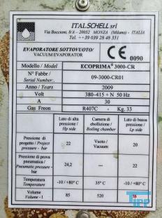 Verdampfer:
(evaporator) Verdampfer sind thermische Trennapparate zur Trennung von Komponenten aus einem Flssigkeitsgemisch mittels Verdampfung. Als Verdampfung wird der bergang einer Flssigkeit vom flssigen in den gas- bzw. dampffrmigen Zustand bezeichnet. 

Die Trennung kann dadurch erfolgen, dass die zu trennende Komponente verdampft und durch Kondensation zurck gewonnen wird (z.B. in einem Vakuumverdampfer) oder aber dadurch, dass ein gelster Stoff durch die Verdampfung des Lsemittels gewonnen werden soll (siehe auch Kristallisation). 
In der Regel werden zwei Grundprinzipien des Verdampfens unterschieden, die Oberflchenverdampfung und die Entspannungsverdampfung:

    * In Oberflchenverdampfern sind Heizraum und verdampfende Flssigkeit durch eine Wand getrennt, durch die die erforderliche Verdampfungswrme bertragen wird. Die Heizseite kann dabei ein Brennraum sein (z. B. Kraftwerkskessel) oder der Raum eines Wrmetauschers, in dem ein Wrmetrgermedium strmt.  
    * Im Gegensatz dazu wird bei der Entspannungsverdampfung (Flash-Verdampfung) ein flssiger Strom auf einen niedrigeren Druck gedrosselt. Dabei verdampft ein Teil der Flssigkeit, die sich dabei abkhlt. 

Je nach Anforderungen und bestehenden Bedingungen knnen diese Prozesse bei Umgebungsdruck, bei hheren Drcken oder auch im Vakuum (Vakuumverdampfer) erfolgen.

Der Gefahr der Ablagerung von Feststoffen auf den Heizflchen wird je nach Apparat mit unterschiedlichen Methoden entgegen getreten. Quelle:www.wasser-wissen.de
Eindampfung:
Die Eindampfung dient in erster Linie der Aufkonzentration von schwerflchtigen Bestandteilen im Rckstand. Dieses Verfahren ist immer dann einzusetzen, wenn die Abwasserinhaltstoffe mit Wasserdampf schwerflchtig sind. Bei leichtflchtigen Inhaltstoffen werden Strippverfahren gewhlt, bei denen gelste Gase aus Flssigkeiten mit Hilfe von Strippgasen (Dampf oder Inertgas) ausgetrieben werden. Bei der auch Gasphasenoxidation genannten Abwasserverbrennung werden in erster Linie organische Inhaltstoffe mit Sauerstoff chemisch oxidativ zerstrt und in CO2, H2O, SOx, NOx und Hx umgewandelt. Diese Verfahren gehren zu den technisch und energetisch aufwendigsten bei der Abwasserbehandlung. Extraktive Verfahren basieren darauf, dass mit organischen Lsungsmitteln Schadstoffe dem Abwasser entzogen werden. Die vier Phasen dieser Vorgnge sind:

 Durchmischung - Phasentrennung - Aufbereitung des Extraktes 

Weiterbehandlung des Abwassers

Bei den destillativen Verfahren werden Inhaltstoffe aus dem Abwasser thermisch ausgetrieben. Diese partielle Verdampfung bei erhhten Temperaturen basiert auf dem Henry-Daltonschen Gesetz. Gelste Gase werden mit Hilfe von Strippmedien (Luft, Dampf) aus Abwssern ausgetrieben. Quelle: www.wasser-wissen.de