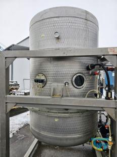 Verdampfer:
(evaporator) Verdampfer sind thermische Trennapparate zur Trennung von Komponenten aus einem Flssigkeitsgemisch mittels Verdampfung. Als Verdampfung wird der bergang einer Flssigkeit vom flssigen in den gas- bzw. dampffrmigen Zustand bezeichnet. 

Die Trennung kann dadurch erfolgen, dass die zu trennende Komponente verdampft und durch Kondensation zurck gewonnen wird (z.B. in einem Vakuumverdampfer) oder aber dadurch, dass ein gelster Stoff durch die Verdampfung des Lsemittels gewonnen werden soll (siehe auch Kristallisation). 
In der Regel werden zwei Grundprinzipien des Verdampfens unterschieden, die Oberflchenverdampfung und die Entspannungsverdampfung:

    * In Oberflchenverdampfern sind Heizraum und verdampfende Flssigkeit durch eine Wand getrennt, durch die die erforderliche Verdampfungswrme bertragen wird. Die Heizseite kann dabei ein Brennraum sein (z. B. Kraftwerkskessel) oder der Raum eines Wrmetauschers, in dem ein Wrmetrgermedium strmt.  
    * Im Gegensatz dazu wird bei der Entspannungsverdampfung (Flash-Verdampfung) ein flssiger Strom auf einen niedrigeren Druck gedrosselt. Dabei verdampft ein Teil der Flssigkeit, die sich dabei abkhlt. 

Je nach Anforderungen und bestehenden Bedingungen knnen diese Prozesse bei Umgebungsdruck, bei hheren Drcken oder auch im Vakuum (Vakuumverdampfer) erfolgen.

Der Gefahr der Ablagerung von Feststoffen auf den Heizflchen wird je nach Apparat mit unterschiedlichen Methoden entgegen getreten. Quelle:www.wasser-wissen.de
Eindampfung:
Die Eindampfung dient in erster Linie der Aufkonzentration von schwerflchtigen Bestandteilen im Rckstand. Dieses Verfahren ist immer dann einzusetzen, wenn die Abwasserinhaltstoffe mit Wasserdampf schwerflchtig sind. Bei leichtflchtigen Inhaltstoffen werden Strippverfahren gewhlt, bei denen gelste Gase aus Flssigkeiten mit Hilfe von Strippgasen (Dampf oder Inertgas) ausgetrieben werden. Bei der auch Gasphasenoxidation genannten Abwasserverbrennung werden in erster Linie organische Inhaltstoffe mit Sauerstoff chemisch oxidativ zerstrt und in CO2, H2O, SOx, NOx und Hx umgewandelt. Diese Verfahren gehren zu den technisch und energetisch aufwendigsten bei der Abwasserbehandlung. Extraktive Verfahren basieren darauf, dass mit organischen Lsungsmitteln Schadstoffe dem Abwasser entzogen werden. Die vier Phasen dieser Vorgnge sind:

 Durchmischung - Phasentrennung - Aufbereitung des Extraktes 

Weiterbehandlung des Abwassers

Bei den destillativen Verfahren werden Inhaltstoffe aus dem Abwasser thermisch ausgetrieben. Diese partielle Verdampfung bei erhhten Temperaturen basiert auf dem Henry-Daltonschen Gesetz. Gelste Gase werden mit Hilfe von Strippmedien (Luft, Dampf) aus Abwssern ausgetrieben. Quelle: www.wasser-wissen.de