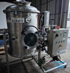 Verdampfer:
(evaporator) Verdampfer sind thermische Trennapparate zur Trennung von Komponenten aus einem Flssigkeitsgemisch mittels Verdampfung. Als Verdampfung wird der bergang einer Flssigkeit vom flssigen in den gas- bzw. dampffrmigen Zustand bezeichnet. 

Die Trennung kann dadurch erfolgen, dass die zu trennende Komponente verdampft und durch Kondensation zurck gewonnen wird (z.B. in einem Vakuumverdampfer) oder aber dadurch, dass ein gelster Stoff durch die Verdampfung des Lsemittels gewonnen werden soll (siehe auch Kristallisation). 
In der Regel werden zwei Grundprinzipien des Verdampfens unterschieden, die Oberflchenverdampfung und die Entspannungsverdampfung:

    * In Oberflchenverdampfern sind Heizraum und verdampfende Flssigkeit durch eine Wand getrennt, durch die die erforderliche Verdampfungswrme bertragen wird. Die Heizseite kann dabei ein Brennraum sein (z. B. Kraftwerkskessel) oder der Raum eines Wrmetauschers, in dem ein Wrmetrgermedium strmt.  
    * Im Gegensatz dazu wird bei der Entspannungsverdampfung (Flash-Verdampfung) ein flssiger Strom auf einen niedrigeren Druck gedrosselt. Dabei verdampft ein Teil der Flssigkeit, die sich dabei abkhlt. 

Je nach Anforderungen und bestehenden Bedingungen knnen diese Prozesse bei Umgebungsdruck, bei hheren Drcken oder auch im Vakuum (Vakuumverdampfer) erfolgen.

Der Gefahr der Ablagerung von Feststoffen auf den Heizflchen wird je nach Apparat mit unterschiedlichen Methoden entgegen getreten. Quelle:www.wasser-wissen.de
Eindampfung:
Die Eindampfung dient in erster Linie der Aufkonzentration von schwerflchtigen Bestandteilen im Rckstand. Dieses Verfahren ist immer dann einzusetzen, wenn die Abwasserinhaltstoffe mit Wasserdampf schwerflchtig sind. Bei leichtflchtigen Inhaltstoffen werden Strippverfahren gewhlt, bei denen gelste Gase aus Flssigkeiten mit Hilfe von Strippgasen (Dampf oder Inertgas) ausgetrieben werden. Bei der auch Gasphasenoxidation genannten Abwasserverbrennung werden in erster Linie organische Inhaltstoffe mit Sauerstoff chemisch oxidativ zerstrt und in CO2, H2O, SOx, NOx und Hx umgewandelt. Diese Verfahren gehren zu den technisch und energetisch aufwendigsten bei der Abwasserbehandlung. Extraktive Verfahren basieren darauf, dass mit organischen Lsungsmitteln Schadstoffe dem Abwasser entzogen werden. Die vier Phasen dieser Vorgnge sind:

 Durchmischung - Phasentrennung - Aufbereitung des Extraktes 

Weiterbehandlung des Abwassers

Bei den destillativen Verfahren werden Inhaltstoffe aus dem Abwasser thermisch ausgetrieben. Diese partielle Verdampfung bei erhhten Temperaturen basiert auf dem Henry-Daltonschen Gesetz. Gelste Gase werden mit Hilfe von Strippmedien (Luft, Dampf) aus Abwssern ausgetrieben. Quelle: www.wasser-wissen.de