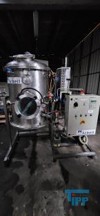 Verdampfer:
(evaporator) Verdampfer sind thermische Trennapparate zur Trennung von Komponenten aus einem Flssigkeitsgemisch mittels Verdampfung. Als Verdampfung wird der bergang einer Flssigkeit vom flssigen in den gas- bzw. dampffrmigen Zustand bezeichnet. 

Die Trennung kann dadurch erfolgen, dass die zu trennende Komponente verdampft und durch Kondensation zurck gewonnen wird (z.B. in einem Vakuumverdampfer) oder aber dadurch, dass ein gelster Stoff durch die Verdampfung des Lsemittels gewonnen werden soll (siehe auch Kristallisation). 
In der Regel werden zwei Grundprinzipien des Verdampfens unterschieden, die Oberflchenverdampfung und die Entspannungsverdampfung:

    * In Oberflchenverdampfern sind Heizraum und verdampfende Flssigkeit durch eine Wand getrennt, durch die die erforderliche Verdampfungswrme bertragen wird. Die Heizseite kann dabei ein Brennraum sein (z. B. Kraftwerkskessel) oder der Raum eines Wrmetauschers, in dem ein Wrmetrgermedium strmt.  
    * Im Gegensatz dazu wird bei der Entspannungsverdampfung (Flash-Verdampfung) ein flssiger Strom auf einen niedrigeren Druck gedrosselt. Dabei verdampft ein Teil der Flssigkeit, die sich dabei abkhlt. 

Je nach Anforderungen und bestehenden Bedingungen knnen diese Prozesse bei Umgebungsdruck, bei hheren Drcken oder auch im Vakuum (Vakuumverdampfer) erfolgen.

Der Gefahr der Ablagerung von Feststoffen auf den Heizflchen wird je nach Apparat mit unterschiedlichen Methoden entgegen getreten. Quelle:www.wasser-wissen.de
Eindampfung:
Die Eindampfung dient in erster Linie der Aufkonzentration von schwerflchtigen Bestandteilen im Rckstand. Dieses Verfahren ist immer dann einzusetzen, wenn die Abwasserinhaltstoffe mit Wasserdampf schwerflchtig sind. Bei leichtflchtigen Inhaltstoffen werden Strippverfahren gewhlt, bei denen gelste Gase aus Flssigkeiten mit Hilfe von Strippgasen (Dampf oder Inertgas) ausgetrieben werden. Bei der auch Gasphasenoxidation genannten Abwasserverbrennung werden in erster Linie organische Inhaltstoffe mit Sauerstoff chemisch oxidativ zerstrt und in CO2, H2O, SOx, NOx und Hx umgewandelt. Diese Verfahren gehren zu den technisch und energetisch aufwendigsten bei der Abwasserbehandlung. Extraktive Verfahren basieren darauf, dass mit organischen Lsungsmitteln Schadstoffe dem Abwasser entzogen werden. Die vier Phasen dieser Vorgnge sind:

 Durchmischung - Phasentrennung - Aufbereitung des Extraktes 

Weiterbehandlung des Abwassers

Bei den destillativen Verfahren werden Inhaltstoffe aus dem Abwasser thermisch ausgetrieben. Diese partielle Verdampfung bei erhhten Temperaturen basiert auf dem Henry-Daltonschen Gesetz. Gelste Gase werden mit Hilfe von Strippmedien (Luft, Dampf) aus Abwssern ausgetrieben. Quelle: www.wasser-wissen.de