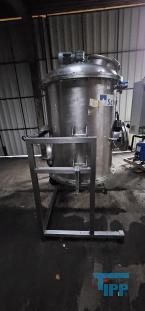 Verdampfer:
(evaporator) Verdampfer sind thermische Trennapparate zur Trennung von Komponenten aus einem Flssigkeitsgemisch mittels Verdampfung. Als Verdampfung wird der bergang einer Flssigkeit vom flssigen in den gas- bzw. dampffrmigen Zustand bezeichnet. 

Die Trennung kann dadurch erfolgen, dass die zu trennende Komponente verdampft und durch Kondensation zurck gewonnen wird (z.B. in einem Vakuumverdampfer) oder aber dadurch, dass ein gelster Stoff durch die Verdampfung des Lsemittels gewonnen werden soll (siehe auch Kristallisation). 
In der Regel werden zwei Grundprinzipien des Verdampfens unterschieden, die Oberflchenverdampfung und die Entspannungsverdampfung:

    * In Oberflchenverdampfern sind Heizraum und verdampfende Flssigkeit durch eine Wand getrennt, durch die die erforderliche Verdampfungswrme bertragen wird. Die Heizseite kann dabei ein Brennraum sein (z. B. Kraftwerkskessel) oder der Raum eines Wrmetauschers, in dem ein Wrmetrgermedium strmt.  
    * Im Gegensatz dazu wird bei der Entspannungsverdampfung (Flash-Verdampfung) ein flssiger Strom auf einen niedrigeren Druck gedrosselt. Dabei verdampft ein Teil der Flssigkeit, die sich dabei abkhlt. 

Je nach Anforderungen und bestehenden Bedingungen knnen diese Prozesse bei Umgebungsdruck, bei hheren Drcken oder auch im Vakuum (Vakuumverdampfer) erfolgen.

Der Gefahr der Ablagerung von Feststoffen auf den Heizflchen wird je nach Apparat mit unterschiedlichen Methoden entgegen getreten. Quelle:www.wasser-wissen.de
Eindampfung:
Die Eindampfung dient in erster Linie der Aufkonzentration von schwerflchtigen Bestandteilen im Rckstand. Dieses Verfahren ist immer dann einzusetzen, wenn die Abwasserinhaltstoffe mit Wasserdampf schwerflchtig sind. Bei leichtflchtigen Inhaltstoffen werden Strippverfahren gewhlt, bei denen gelste Gase aus Flssigkeiten mit Hilfe von Strippgasen (Dampf oder Inertgas) ausgetrieben werden. Bei der auch Gasphasenoxidation genannten Abwasserverbrennung werden in erster Linie organische Inhaltstoffe mit Sauerstoff chemisch oxidativ zerstrt und in CO2, H2O, SOx, NOx und Hx umgewandelt. Diese Verfahren gehren zu den technisch und energetisch aufwendigsten bei der Abwasserbehandlung. Extraktive Verfahren basieren darauf, dass mit organischen Lsungsmitteln Schadstoffe dem Abwasser entzogen werden. Die vier Phasen dieser Vorgnge sind:

 Durchmischung - Phasentrennung - Aufbereitung des Extraktes 

Weiterbehandlung des Abwassers

Bei den destillativen Verfahren werden Inhaltstoffe aus dem Abwasser thermisch ausgetrieben. Diese partielle Verdampfung bei erhhten Temperaturen basiert auf dem Henry-Daltonschen Gesetz. Gelste Gase werden mit Hilfe von Strippmedien (Luft, Dampf) aus Abwssern ausgetrieben. Quelle: www.wasser-wissen.de