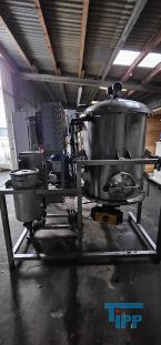 Verdampfer:
(evaporator) Verdampfer sind thermische Trennapparate zur Trennung von Komponenten aus einem Flssigkeitsgemisch mittels Verdampfung. Als Verdampfung wird der bergang einer Flssigkeit vom flssigen in den gas- bzw. dampffrmigen Zustand bezeichnet. 

Die Trennung kann dadurch erfolgen, dass die zu trennende Komponente verdampft und durch Kondensation zurck gewonnen wird (z.B. in einem Vakuumverdampfer) oder aber dadurch, dass ein gelster Stoff durch die Verdampfung des Lsemittels gewonnen werden soll (siehe auch Kristallisation). 
In der Regel werden zwei Grundprinzipien des Verdampfens unterschieden, die Oberflchenverdampfung und die Entspannungsverdampfung:

    * In Oberflchenverdampfern sind Heizraum und verdampfende Flssigkeit durch eine Wand getrennt, durch die die erforderliche Verdampfungswrme bertragen wird. Die Heizseite kann dabei ein Brennraum sein (z. B. Kraftwerkskessel) oder der Raum eines Wrmetauschers, in dem ein Wrmetrgermedium strmt.  
    * Im Gegensatz dazu wird bei der Entspannungsverdampfung (Flash-Verdampfung) ein flssiger Strom auf einen niedrigeren Druck gedrosselt. Dabei verdampft ein Teil der Flssigkeit, die sich dabei abkhlt. 

Je nach Anforderungen und bestehenden Bedingungen knnen diese Prozesse bei Umgebungsdruck, bei hheren Drcken oder auch im Vakuum (Vakuumverdampfer) erfolgen.

Der Gefahr der Ablagerung von Feststoffen auf den Heizflchen wird je nach Apparat mit unterschiedlichen Methoden entgegen getreten. Quelle:www.wasser-wissen.de
Eindampfung:
Die Eindampfung dient in erster Linie der Aufkonzentration von schwerflchtigen Bestandteilen im Rckstand. Dieses Verfahren ist immer dann einzusetzen, wenn die Abwasserinhaltstoffe mit Wasserdampf schwerflchtig sind. Bei leichtflchtigen Inhaltstoffen werden Strippverfahren gewhlt, bei denen gelste Gase aus Flssigkeiten mit Hilfe von Strippgasen (Dampf oder Inertgas) ausgetrieben werden. Bei der auch Gasphasenoxidation genannten Abwasserverbrennung werden in erster Linie organische Inhaltstoffe mit Sauerstoff chemisch oxidativ zerstrt und in CO2, H2O, SOx, NOx und Hx umgewandelt. Diese Verfahren gehren zu den technisch und energetisch aufwendigsten bei der Abwasserbehandlung. Extraktive Verfahren basieren darauf, dass mit organischen Lsungsmitteln Schadstoffe dem Abwasser entzogen werden. Die vier Phasen dieser Vorgnge sind:

 Durchmischung - Phasentrennung - Aufbereitung des Extraktes 

Weiterbehandlung des Abwassers

Bei den destillativen Verfahren werden Inhaltstoffe aus dem Abwasser thermisch ausgetrieben. Diese partielle Verdampfung bei erhhten Temperaturen basiert auf dem Henry-Daltonschen Gesetz. Gelste Gase werden mit Hilfe von Strippmedien (Luft, Dampf) aus Abwssern ausgetrieben. Quelle: www.wasser-wissen.de