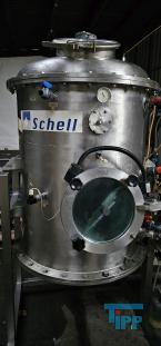 Verdampfer:
(evaporator) Verdampfer sind thermische Trennapparate zur Trennung von Komponenten aus einem Flssigkeitsgemisch mittels Verdampfung. Als Verdampfung wird der bergang einer Flssigkeit vom flssigen in den gas- bzw. dampffrmigen Zustand bezeichnet. 

Die Trennung kann dadurch erfolgen, dass die zu trennende Komponente verdampft und durch Kondensation zurck gewonnen wird (z.B. in einem Vakuumverdampfer) oder aber dadurch, dass ein gelster Stoff durch die Verdampfung des Lsemittels gewonnen werden soll (siehe auch Kristallisation). 
In der Regel werden zwei Grundprinzipien des Verdampfens unterschieden, die Oberflchenverdampfung und die Entspannungsverdampfung:

    * In Oberflchenverdampfern sind Heizraum und verdampfende Flssigkeit durch eine Wand getrennt, durch die die erforderliche Verdampfungswrme bertragen wird. Die Heizseite kann dabei ein Brennraum sein (z. B. Kraftwerkskessel) oder der Raum eines Wrmetauschers, in dem ein Wrmetrgermedium strmt.  
    * Im Gegensatz dazu wird bei der Entspannungsverdampfung (Flash-Verdampfung) ein flssiger Strom auf einen niedrigeren Druck gedrosselt. Dabei verdampft ein Teil der Flssigkeit, die sich dabei abkhlt. 

Je nach Anforderungen und bestehenden Bedingungen knnen diese Prozesse bei Umgebungsdruck, bei hheren Drcken oder auch im Vakuum (Vakuumverdampfer) erfolgen.

Der Gefahr der Ablagerung von Feststoffen auf den Heizflchen wird je nach Apparat mit unterschiedlichen Methoden entgegen getreten. Quelle:www.wasser-wissen.de
Eindampfung:
Die Eindampfung dient in erster Linie der Aufkonzentration von schwerflchtigen Bestandteilen im Rckstand. Dieses Verfahren ist immer dann einzusetzen, wenn die Abwasserinhaltstoffe mit Wasserdampf schwerflchtig sind. Bei leichtflchtigen Inhaltstoffen werden Strippverfahren gewhlt, bei denen gelste Gase aus Flssigkeiten mit Hilfe von Strippgasen (Dampf oder Inertgas) ausgetrieben werden. Bei der auch Gasphasenoxidation genannten Abwasserverbrennung werden in erster Linie organische Inhaltstoffe mit Sauerstoff chemisch oxidativ zerstrt und in CO2, H2O, SOx, NOx und Hx umgewandelt. Diese Verfahren gehren zu den technisch und energetisch aufwendigsten bei der Abwasserbehandlung. Extraktive Verfahren basieren darauf, dass mit organischen Lsungsmitteln Schadstoffe dem Abwasser entzogen werden. Die vier Phasen dieser Vorgnge sind:

 Durchmischung - Phasentrennung - Aufbereitung des Extraktes 

Weiterbehandlung des Abwassers

Bei den destillativen Verfahren werden Inhaltstoffe aus dem Abwasser thermisch ausgetrieben. Diese partielle Verdampfung bei erhhten Temperaturen basiert auf dem Henry-Daltonschen Gesetz. Gelste Gase werden mit Hilfe von Strippmedien (Luft, Dampf) aus Abwssern ausgetrieben. Quelle: www.wasser-wissen.de