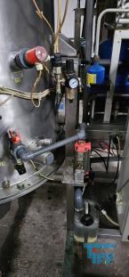 Verdampfer:
(evaporator) Verdampfer sind thermische Trennapparate zur Trennung von Komponenten aus einem Flssigkeitsgemisch mittels Verdampfung. Als Verdampfung wird der bergang einer Flssigkeit vom flssigen in den gas- bzw. dampffrmigen Zustand bezeichnet. 

Die Trennung kann dadurch erfolgen, dass die zu trennende Komponente verdampft und durch Kondensation zurck gewonnen wird (z.B. in einem Vakuumverdampfer) oder aber dadurch, dass ein gelster Stoff durch die Verdampfung des Lsemittels gewonnen werden soll (siehe auch Kristallisation). 
In der Regel werden zwei Grundprinzipien des Verdampfens unterschieden, die Oberflchenverdampfung und die Entspannungsverdampfung:

    * In Oberflchenverdampfern sind Heizraum und verdampfende Flssigkeit durch eine Wand getrennt, durch die die erforderliche Verdampfungswrme bertragen wird. Die Heizseite kann dabei ein Brennraum sein (z. B. Kraftwerkskessel) oder der Raum eines Wrmetauschers, in dem ein Wrmetrgermedium strmt.  
    * Im Gegensatz dazu wird bei der Entspannungsverdampfung (Flash-Verdampfung) ein flssiger Strom auf einen niedrigeren Druck gedrosselt. Dabei verdampft ein Teil der Flssigkeit, die sich dabei abkhlt. 

Je nach Anforderungen und bestehenden Bedingungen knnen diese Prozesse bei Umgebungsdruck, bei hheren Drcken oder auch im Vakuum (Vakuumverdampfer) erfolgen.

Der Gefahr der Ablagerung von Feststoffen auf den Heizflchen wird je nach Apparat mit unterschiedlichen Methoden entgegen getreten. Quelle:www.wasser-wissen.de
Eindampfung:
Die Eindampfung dient in erster Linie der Aufkonzentration von schwerflchtigen Bestandteilen im Rckstand. Dieses Verfahren ist immer dann einzusetzen, wenn die Abwasserinhaltstoffe mit Wasserdampf schwerflchtig sind. Bei leichtflchtigen Inhaltstoffen werden Strippverfahren gewhlt, bei denen gelste Gase aus Flssigkeiten mit Hilfe von Strippgasen (Dampf oder Inertgas) ausgetrieben werden. Bei der auch Gasphasenoxidation genannten Abwasserverbrennung werden in erster Linie organische Inhaltstoffe mit Sauerstoff chemisch oxidativ zerstrt und in CO2, H2O, SOx, NOx und Hx umgewandelt. Diese Verfahren gehren zu den technisch und energetisch aufwendigsten bei der Abwasserbehandlung. Extraktive Verfahren basieren darauf, dass mit organischen Lsungsmitteln Schadstoffe dem Abwasser entzogen werden. Die vier Phasen dieser Vorgnge sind:

 Durchmischung - Phasentrennung - Aufbereitung des Extraktes 

Weiterbehandlung des Abwassers

Bei den destillativen Verfahren werden Inhaltstoffe aus dem Abwasser thermisch ausgetrieben. Diese partielle Verdampfung bei erhhten Temperaturen basiert auf dem Henry-Daltonschen Gesetz. Gelste Gase werden mit Hilfe von Strippmedien (Luft, Dampf) aus Abwssern ausgetrieben. Quelle: www.wasser-wissen.de