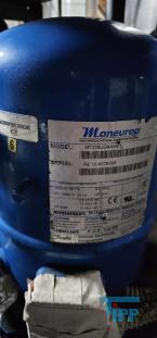 Verdampfer:
(evaporator) Verdampfer sind thermische Trennapparate zur Trennung von Komponenten aus einem Flssigkeitsgemisch mittels Verdampfung. Als Verdampfung wird der bergang einer Flssigkeit vom flssigen in den gas- bzw. dampffrmigen Zustand bezeichnet. 

Die Trennung kann dadurch erfolgen, dass die zu trennende Komponente verdampft und durch Kondensation zurck gewonnen wird (z.B. in einem Vakuumverdampfer) oder aber dadurch, dass ein gelster Stoff durch die Verdampfung des Lsemittels gewonnen werden soll (siehe auch Kristallisation). 
In der Regel werden zwei Grundprinzipien des Verdampfens unterschieden, die Oberflchenverdampfung und die Entspannungsverdampfung:

    * In Oberflchenverdampfern sind Heizraum und verdampfende Flssigkeit durch eine Wand getrennt, durch die die erforderliche Verdampfungswrme bertragen wird. Die Heizseite kann dabei ein Brennraum sein (z. B. Kraftwerkskessel) oder der Raum eines Wrmetauschers, in dem ein Wrmetrgermedium strmt.  
    * Im Gegensatz dazu wird bei der Entspannungsverdampfung (Flash-Verdampfung) ein flssiger Strom auf einen niedrigeren Druck gedrosselt. Dabei verdampft ein Teil der Flssigkeit, die sich dabei abkhlt. 

Je nach Anforderungen und bestehenden Bedingungen knnen diese Prozesse bei Umgebungsdruck, bei hheren Drcken oder auch im Vakuum (Vakuumverdampfer) erfolgen.

Der Gefahr der Ablagerung von Feststoffen auf den Heizflchen wird je nach Apparat mit unterschiedlichen Methoden entgegen getreten. Quelle:www.wasser-wissen.de
Eindampfung:
Die Eindampfung dient in erster Linie der Aufkonzentration von schwerflchtigen Bestandteilen im Rckstand. Dieses Verfahren ist immer dann einzusetzen, wenn die Abwasserinhaltstoffe mit Wasserdampf schwerflchtig sind. Bei leichtflchtigen Inhaltstoffen werden Strippverfahren gewhlt, bei denen gelste Gase aus Flssigkeiten mit Hilfe von Strippgasen (Dampf oder Inertgas) ausgetrieben werden. Bei der auch Gasphasenoxidation genannten Abwasserverbrennung werden in erster Linie organische Inhaltstoffe mit Sauerstoff chemisch oxidativ zerstrt und in CO2, H2O, SOx, NOx und Hx umgewandelt. Diese Verfahren gehren zu den technisch und energetisch aufwendigsten bei der Abwasserbehandlung. Extraktive Verfahren basieren darauf, dass mit organischen Lsungsmitteln Schadstoffe dem Abwasser entzogen werden. Die vier Phasen dieser Vorgnge sind:

 Durchmischung - Phasentrennung - Aufbereitung des Extraktes 

Weiterbehandlung des Abwassers

Bei den destillativen Verfahren werden Inhaltstoffe aus dem Abwasser thermisch ausgetrieben. Diese partielle Verdampfung bei erhhten Temperaturen basiert auf dem Henry-Daltonschen Gesetz. Gelste Gase werden mit Hilfe von Strippmedien (Luft, Dampf) aus Abwssern ausgetrieben. Quelle: www.wasser-wissen.de